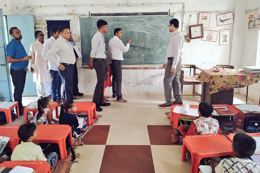 રાજ્યમાં કલેકટરોની બદલી થયા બાદ અરવલ્લી જીલ્લામાં નવનિયુક્ત કલેકટર અમૃતેશ ઔરંગાબાદકર વિવિધ પ્રજાલક્ષી કામગીરી કરી રહ્યા છે. રાજ્યમાં કલેકટરોની બદલી થયા બાદ અરવલ્લી જીલ્લામાં નવનિયુક્ત કલેકટર અમૃતેશ ઔરંગાબાદકર વિવિધ પ્રજાલક્ષી કામગીરી કરી રહ્યા છે.