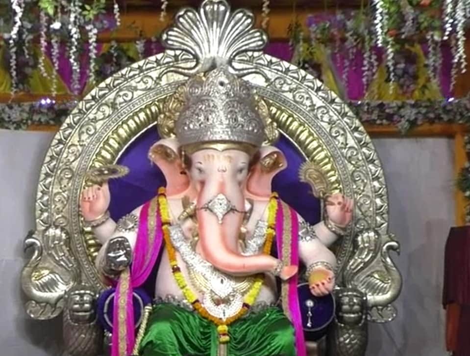 બારડોલીના શ્રી ગણેશ મંડળ ના શ્રીજી સાથે અસંખ્ય લોકોની આસ્થા અને શ્રદ્ધા જોડાયેલી છે કારણકે અહીં સ્થાપિત શ્રીજી ભક્તોની મનોકામના અચૂક પૂર્ણ કરે છે. બારડોલીના શ્રી ગણેશ મંડળ ના શ્રીજી સાથે અસંખ્ય લોકોની આસ્થા અને શ્રદ્ધા જોડાયેલી છે કારણકે અહીં સ્થાપિત શ્રીજી ભક્તોની મનોકામના અચૂક પૂર્ણ કરે છે.