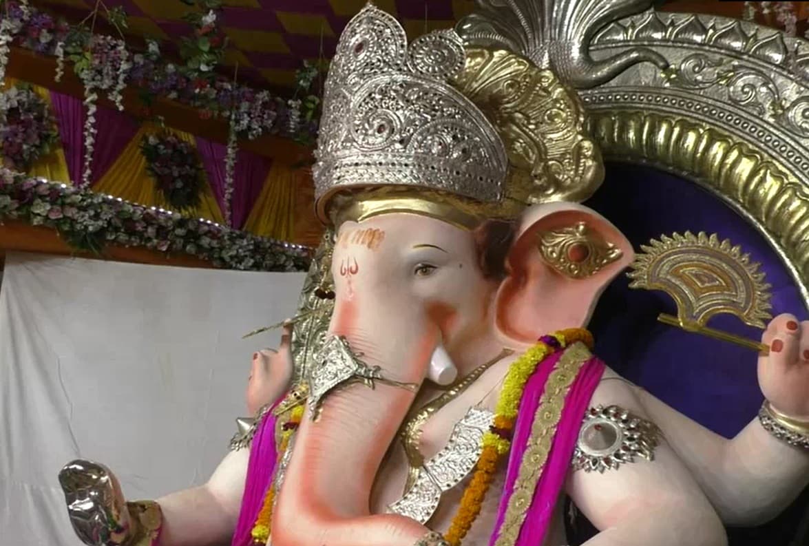 સમય જતાં મંડળ ની પ્રગતિ સાથે લોકોની આસ્થા પણ અહીં બિરાજેલા શ્રીજી સાથે વધતી થઈ અને આજે આ શ્રીજીને લખપતિ ગણેશ તરીકે ઓળખવામાં આવે છે . શ્રીજીને પેહરાવેલો હાર , હાથ , પગ કે પછી બાજુબંધ ચાંદીના છે તેમજ સિંહાસન અને મૂષક પંચઢાતું નું છે જેની કિંમત આજે 20 થી 22 લાખ છે. સમય જતાં મંડળ ની પ્રગતિ સાથે લોકોની આસ્થા પણ અહીં બિરાજેલા શ્રીજી સાથે વધતી થઈ અને આજે આ શ્રીજીને લખપતિ ગણેશ તરીકે ઓળખવામાં આવે છે . શ્રીજીને પેહરાવેલો હાર , હાથ , પગ કે પછી બાજુબંધ ચાંદીના છે તેમજ સિંહાસન અને મૂષક પંચઢાતું નું છે જેની કિંમત આજે 20 થી 22 લાખ છે.