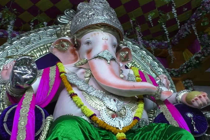 બારડોલીના લીમડાચોક વિસ્તારમાં 73 વર્ષોથી સ્થાપના કરવામાં આવતાં શ્રીજી ને લખપતિ ગણેશ તરીકે ઓળખવામાં આવે છે. શ્રીજીના માથે મુગટ , હાથ ના પંજા ગળાનો હાર તેમજ પગ ચાંદીથી જડિત છે તેથી આ ગણેશ મંડળના શ્રીજીને લોકો લખપતિ ગણેશ તરીકે ઓળખે છે. બારડોલીના લીમડાચોક વિસ્તારમાં 73 વર્ષોથી સ્થાપના કરવામાં આવતાં શ્રીજી ને લખપતિ ગણેશ તરીકે ઓળખવામાં આવે છે. શ્રીજીના માથે મુગટ , હાથ ના પંજા ગળાનો હાર તેમજ પગ ચાંદીથી જડિત છે તેથી આ ગણેશ મંડળના શ્રીજીને લોકો લખપતિ ગણેશ તરીકે ઓળખે છે.