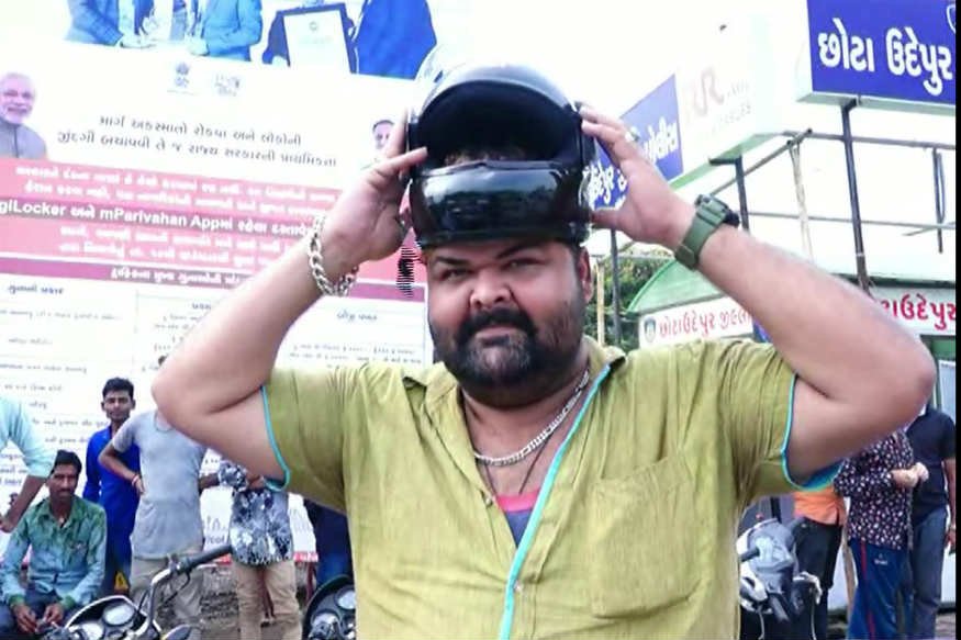 જાકીરે જણાવ્યું કે 'મેં હેલ્મેટ શોધવાના અનેક પ્રયાસો કર્યા પરંતુ કોઈ પણ કંપનીનું હેલ્મેટ મારા સાઇઝનું મળતું નથી. હવે હું પોલીસને વિનંતી કરીશ તેમ છતાં જો હેલ્મેટ નહીં મળે તો જે દંડ નક્કી કર્યો હશે તે ભરીશ' જાકીરે જણાવ્યું કે 'મેં હેલ્મેટ શોધવાના અનેક પ્રયાસો કર્યા પરંતુ કોઈ પણ કંપનીનું હેલ્મેટ મારા સાઇઝનું મળતું નથી. હવે હું પોલીસને વિનંતી કરીશ તેમ છતાં જો હેલ્મેટ નહીં મળે તો જે દંડ નક્કી કર્યો હશે તે ભરીશ'