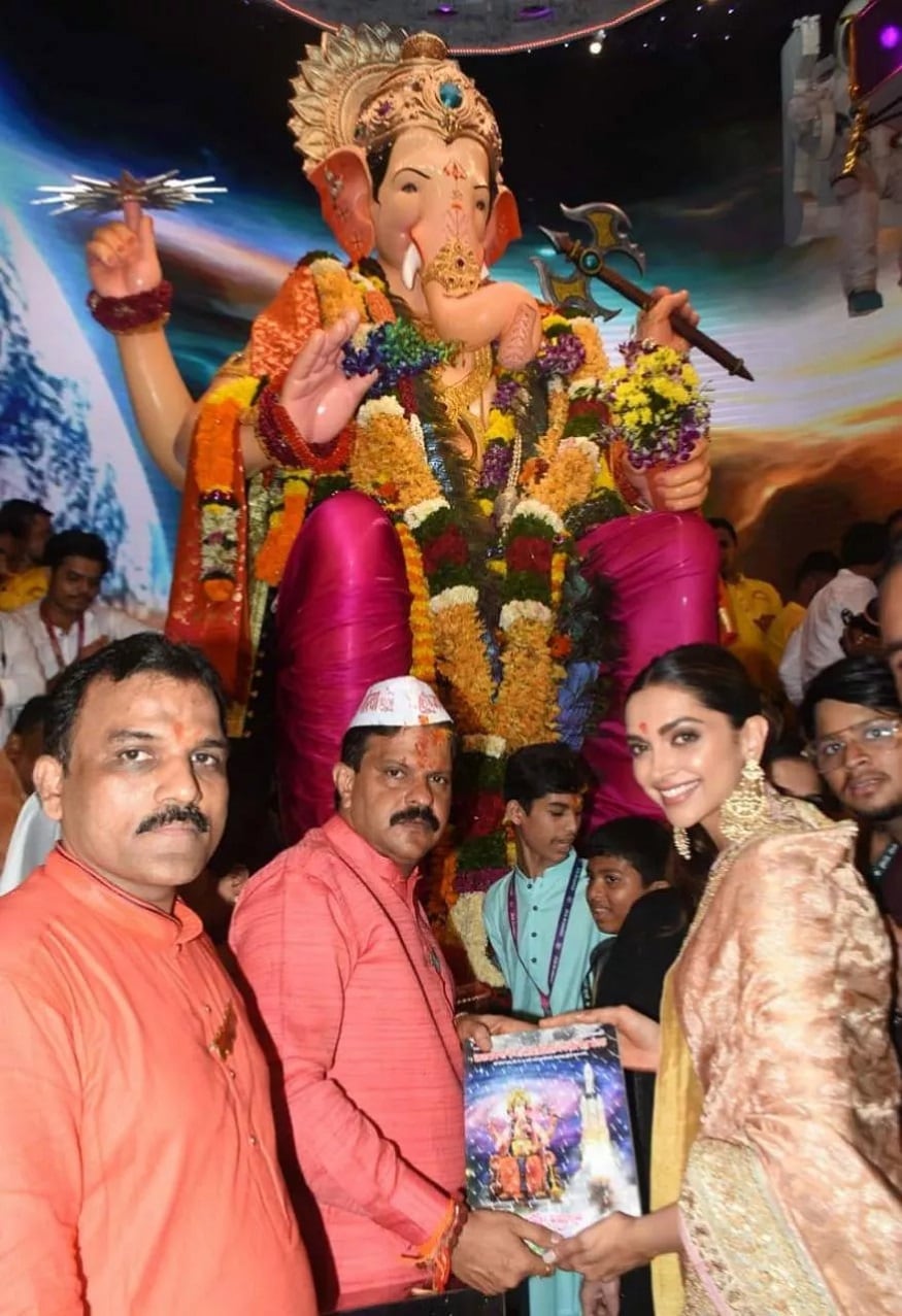 મુંબઇનાં પ્રખ્યાત ગણેશ પંડાલમાંથી એક છે લાલબાગચા રાજાનું પંડાલ. ત્યાં બોલિવૂડની મોટાભાગની હસ્તીઓ બાપ્પાનાં આશીર્વાદ લેવા આવે છે. (Image: Viral Bhayani) મુંબઇનાં પ્રખ્યાત ગણેશ પંડાલમાંથી એક છે લાલબાગચા રાજાનું પંડાલ. ત્યાં બોલિવૂડની મોટાભાગની હસ્તીઓ બાપ્પાનાં આશીર્વાદ લેવા આવે છે. (Image: Viral Bhayani)