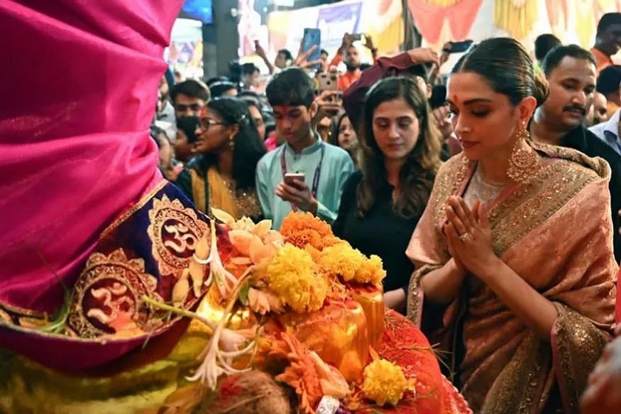 આ સમયે તે પીચ કલરની સાડીમાં નજર આવી હતી. તે ઇન્ડિયન લૂકમાં ખુબજ સુંદર લાગી રહી હતી. (Image: Viral Bhayani) આ સમયે તે પીચ કલરની સાડીમાં નજર આવી હતી. તે ઇન્ડિયન લૂકમાં ખુબજ સુંદર લાગી રહી હતી. (Image: Viral Bhayani)