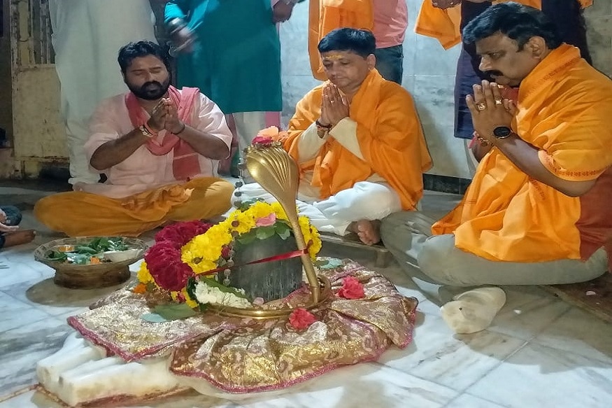મયૂર માંકડિયા, બાયડ : કોંગ્રેસ છોડી અલ્પેશ ઠાકોરની આંગળી પકડી ભાજપમાં આવનાર બાયડનાં પૂર્વ ધારાસભ્ય ધવલસિંહ ઝાલા ભગવાનની શરણે ગયા છે. પોતાના મત વિસ્તાર બાયડમાં પૂર્વ ધારાસભ્યે બ્રહ્મભોજન કરાવી બ્રહ્મણોને પિતાબંરનું દાન આપ્યું હતું. તો બાયડનાં ગણપતિ યુવક મંડળ સાથે મળી ગણેશ સ્થાપના પણ કરી છે. હાલ સ્થાનિકોમાં ચર્ચા ચાલી રહી છે કે ધવલસિંહ ઝાલાને પેટા ચૂંટમીમાં ટિકિટ ન મળવાનો ડર સતાવી રહ્યો છે. મયૂર માંકડિયા, બાયડ : કોંગ્રેસ છોડી અલ્પેશ ઠાકોરની આંગળી પકડી ભાજપમાં આવનાર બાયડનાં પૂર્વ ધારાસભ્ય ધવલસિંહ ઝાલા ભગવાનની શરણે ગયા છે. પોતાના મત વિસ્તાર બાયડમાં પૂર્વ ધારાસભ્યે બ્રહ્મભોજન કરાવી બ્રહ્મણોને પિતાબંરનું દાન આપ્યું હતું. તો બાયડનાં ગણપતિ યુવક મંડળ સાથે મળી ગણેશ સ્થાપના પણ કરી છે. હાલ સ્થાનિકોમાં ચર્ચા ચાલી રહી છે કે ધવલસિંહ ઝાલાને પેટા ચૂંટમીમાં ટિકિટ ન મળવાનો ડર સતાવી રહ્યો છે.