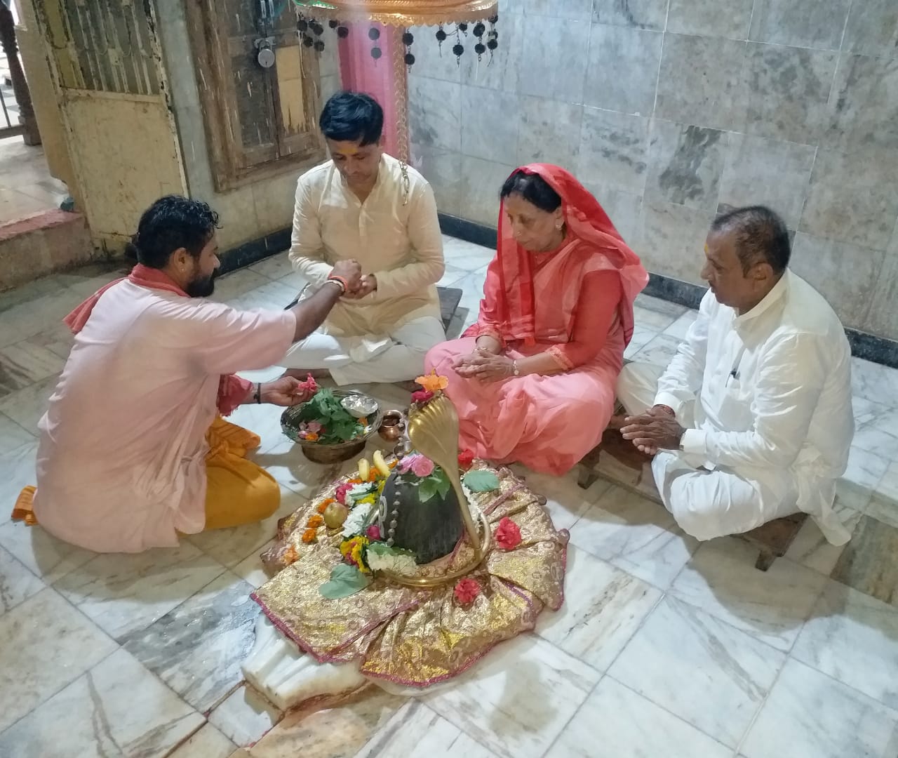 ચર્ચાઇ રહ્યું છે કે તે જ ડરનાં કારણે હાલ બાયડનાં પૂર્વ ધારાસભ્ય ધવલસિંહ ઝાલા ભગવાનનાં શરણોમાં ગયા છે. બાયડમાં ધવલસિંહ ઝાલાએ 2 સપ્ટેમ્બરના રોજ બ્રહ્મ ભોજન અને બ્રહ્મણોને પિતાંબરનું દાન કર્યું હતું. આ કાર્યક્રમા ગુજરાત બ્રહ્મસમાજનાં પ્રમુખ યજ્ઞેશ દવ પણ હાજર રહ્યાં હતાં. તો સાથે જ ગુજરાત ક્ષત્રીય ઠાકોર સેના બાયડ અને ગણપતિ યુવક મંડળ બાયડ સાથે મળી ગણેશ ચતુર્થીનાં દિવસે ગણપતિની પણ સ્થાપના કરી પૂજા અર્ચના કરી હતી. ચર્ચાઇ રહ્યું છે કે તે જ ડરનાં કારણે હાલ બાયડનાં પૂર્વ ધારાસભ્ય ધવલસિંહ ઝાલા ભગવાનનાં શરણોમાં ગયા છે. બાયડમાં ધવલસિંહ ઝાલાએ 2 સપ્ટેમ્બરના રોજ બ્રહ્મ ભોજન અને બ્રહ્મણોને પિતાંબરનું દાન કર્યું હતું. આ કાર્યક્રમા ગુજરાત બ્રહ્મસમાજનાં પ્રમુખ યજ્ઞેશ દવ પણ હાજર રહ્યાં હતાં. તો સાથે જ ગુજરાત ક્ષત્રીય ઠાકોર સેના બાયડ અને ગણપતિ યુવક મંડળ બાયડ સાથે મળી ગણેશ ચતુર્થીનાં દિવસે ગણપતિની પણ સ્થાપના કરી પૂજા અર્ચના કરી હતી.