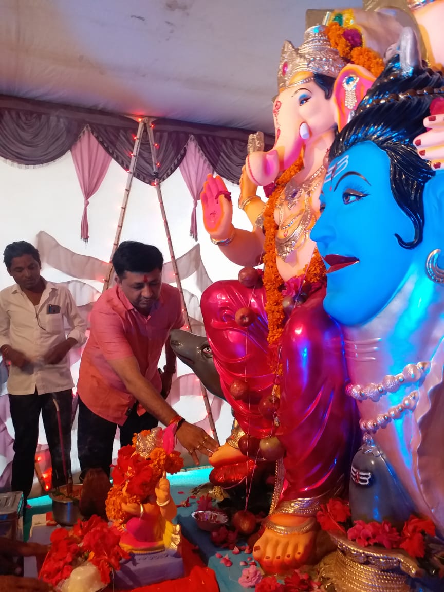 આ કાર્યક્રમમાં ધવલસિંહ ઝાલાનાં પિતા માજીધારસભ્ય નરેન્દ્રસિંહ ઝાલા પણ ઉપસ્થિત રહ્યા હતા. તો બાયડનાં નાગરિકો માટે બ્લડ ડોનેશન કેમ્પનું પણ આયોજન કરવામાં આવ્યું હતું. આ કાર્યક્રમમાં ધવલસિંહ ઝાલાનાં પિતા માજીધારસભ્ય નરેન્દ્રસિંહ ઝાલા પણ ઉપસ્થિત રહ્યા હતા. તો બાયડનાં નાગરિકો માટે બ્લડ ડોનેશન કેમ્પનું પણ આયોજન કરવામાં આવ્યું હતું.