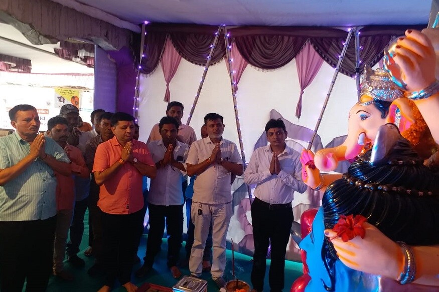 ધવલસિંહ ઝાલા બાયડ વિધાનસભા ક્ષેત્રમાં ધાર્મિક તેમજ સામજિક કાર્યક્રમો જે રીતે હાજરી આપી રહ્યાં છે તેને જોતા લાગી રહ્યું છે કે ધવલસિંહ ઝાલા પોતાની ટિકિટ બચાવવાનાં તમામ પ્રકારના પ્રયત્નો કરી રહ્યા છે. ધવલસિંહ ઝાલા બાયડ વિધાનસભા ક્ષેત્રમાં ધાર્મિક તેમજ સામજિક કાર્યક્રમો જે રીતે હાજરી આપી રહ્યાં છે તેને જોતા લાગી રહ્યું છે કે ધવલસિંહ ઝાલા પોતાની ટિકિટ બચાવવાનાં તમામ પ્રકારના પ્રયત્નો કરી રહ્યા છે.