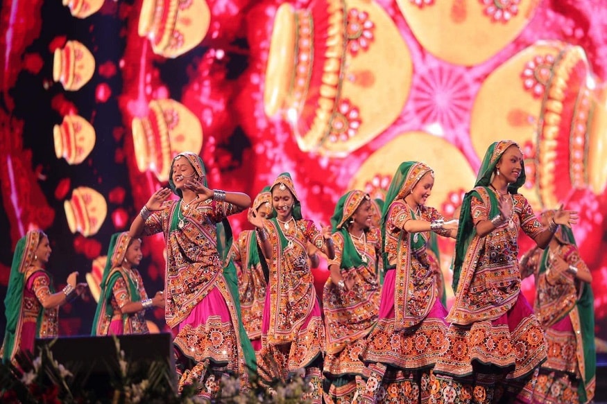 ન્યૂઝ18 ગુજરાતી : અમદાવાદનાં (Ahmedabad) જીએમડીસી ગ્રાઉન્ડ (GMDC ground) પર 29 સપ્ટેમ્બરથી 7 ઓક્ટોબર સુધી વાયબ્રન્ટ નવરાત્રી (Vibrant Navratri) મહોત્સવ 2019નું આયોજન કરવામાં આવ્યું છે. ત્યારે ગઇકાલે રાજ્યનાં મુખ્યમંત્રી વિજય રૂપાણીએ (CM Vijay Rupani) નવરાત્રી મહોત્સવનું ઉદ્ધાટન કર્યું હતું. જેમાં નાયબ મુખ્યમંત્રી નીતિન પટેલ, પ્રવાસન મંત્રી જવાહર ચાવડા, રમત ગમત અને સાંસ્કૃતિક પ્રવૃત્તિ વિભાગના મંત્રી ઈશ્વરસિંહ પટેલ, પ્રવાસન મંત્રી વાસણભાઇ આહિર, ગૃહ રાજ્યમંત્રી પ્રદીપસિંહ જાડેજા તથા શહેરનાં મેયર બિજલ પટેલ સહિતના ભાજપના નેતાઓ ઉપસ્થિત રહ્યા હતા. ન્યૂઝ18 ગુજરાતી : અમદાવાદનાં (Ahmedabad) જીએમડીસી ગ્રાઉન્ડ (GMDC ground) પર 29 સપ્ટેમ્બરથી 7 ઓક્ટોબર સુધી વાયબ્રન્ટ નવરાત્રી (Vibrant Navratri) મહોત્સવ 2019નું આયોજન કરવામાં આવ્યું છે. ત્યારે ગઇકાલે રાજ્યનાં મુખ્યમંત્રી વિજય રૂપાણીએ (CM Vijay Rupani) નવરાત્રી મહોત્સવનું ઉદ્ધાટન કર્યું હતું. જેમાં નાયબ મુખ્યમંત્રી નીતિન પટેલ, પ્રવાસન મંત્રી જવાહર ચાવડા, રમત ગમત અને સાંસ્કૃતિક પ્રવૃત્તિ વિભાગના મંત્રી ઈશ્વરસિંહ પટેલ, પ્રવાસન મંત્રી વાસણભાઇ આહિર, ગૃહ રાજ્યમંત્રી પ્રદીપસિંહ જાડેજા તથા શહેરનાં મેયર બિજલ પટેલ સહિતના ભાજપના નેતાઓ ઉપસ્થિત રહ્યા હતા.