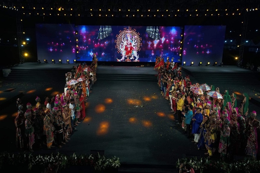 જ્યારે વિશેષ કક્ષને દેશ અને દુનિયામાં પ્રસિદ્ધ તેમજ સુંદર રીતે કોતરણી કરવામાં આવેલ સીદીસૈયદની જાળીનું સ્વરૂપ આપવામાં આવ્યું છે. આ વર્ષે પહેલી વાર નવરાત્રી મહોત્સવમાં સિવિક સેન્ટર ,પોલીસ સ્ટેશન અને ટીવી સ્ટુડિયોની થીમ પર બનાવવામાં આવેલી બાળ નગરી આકર્ષણનું કેન્દ્ર બની રહેશે. જ્યાં બાળકોને મનોરંજન માટે અનેક પ્રવૃતિઓનું આયોજન કરવામાં આવ્યું છે. જ્યારે વિશેષ કક્ષને દેશ અને દુનિયામાં પ્રસિદ્ધ તેમજ સુંદર રીતે કોતરણી કરવામાં આવેલ સીદીસૈયદની જાળીનું સ્વરૂપ આપવામાં આવ્યું છે. આ વર્ષે પહેલી વાર નવરાત્રી મહોત્સવમાં સિવિક સેન્ટર ,પોલીસ સ્ટેશન અને ટીવી સ્ટુડિયોની થીમ પર બનાવવામાં આવેલી બાળ નગરી આકર્ષણનું કેન્દ્ર બની રહેશે. જ્યાં બાળકોને મનોરંજન માટે અનેક પ્રવૃતિઓનું આયોજન કરવામાં આવ્યું છે.