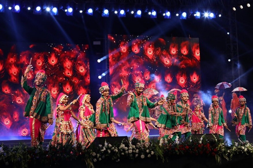 મહત્વનું છે કે ગઇકાલે જીએમડીસી ગ્રાઉન્ડમાં નવરાત્રી મહોત્સવનો પ્રારંભ થયો હતો પરંતુ ગરબા રમાયા ન હતાં. મહત્વનું છે કે ગઇકાલે જીએમડીસી ગ્રાઉન્ડમાં નવરાત્રી મહોત્સવનો પ્રારંભ થયો હતો પરંતુ ગરબા રમાયા ન હતાં.