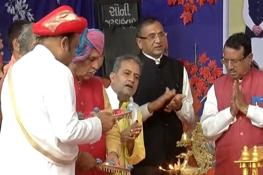 ઢડામા જે રસ્તા પરથી ઠાકોરજીની જળયાત્રા પસાર થતી હતી તે રસ્તો 2007માં BAPS મંદિર દ્વારા નગરપાલિકા પાસેથી ખરીદી લીધી હતી અને ઠાકોરજીની જળયાત્રા રુટ પર દીવાલ બનાવી દેતા વિવાદ સર્જાયો હતો. દીવાલ મામલે હરિભકતો અને પોલીસ વચ્ચે ઘર્ષણ પણ થયું હતું અને દીવાલકાંડ સજાયો હતો. ઢડામા જે રસ્તા પરથી ઠાકોરજીની જળયાત્રા પસાર થતી હતી તે રસ્તો 2007માં BAPS મંદિર દ્વારા નગરપાલિકા પાસેથી ખરીદી લીધી હતી અને ઠાકોરજીની જળયાત્રા રુટ પર દીવાલ બનાવી દેતા વિવાદ સર્જાયો હતો. દીવાલ મામલે હરિભકતો અને પોલીસ વચ્ચે ઘર્ષણ પણ થયું હતું અને દીવાલકાંડ સજાયો હતો.