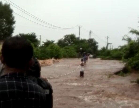 તાલાળા શહેરના આકોલવાડી ગામ નજીક કૉઝવે પરથી પસાર થતી એક કાર પાણીના વહેણમાં તણાઈ હતી. કાર તણાતાં જૂનાગઢ નજીકના બીલખા ગામના કાર ચાલક હસમુખ મુંજપરા લાપતા બન્યા છે. તાલાળા શહેરના આકોલવાડી ગામ નજીક કૉઝવે પરથી પસાર થતી એક કાર પાણીના વહેણમાં તણાઈ હતી. કાર તણાતાં જૂનાગઢ નજીકના બીલખા ગામના કાર ચાલક હસમુખ મુંજપરા લાપતા બન્યા છે.