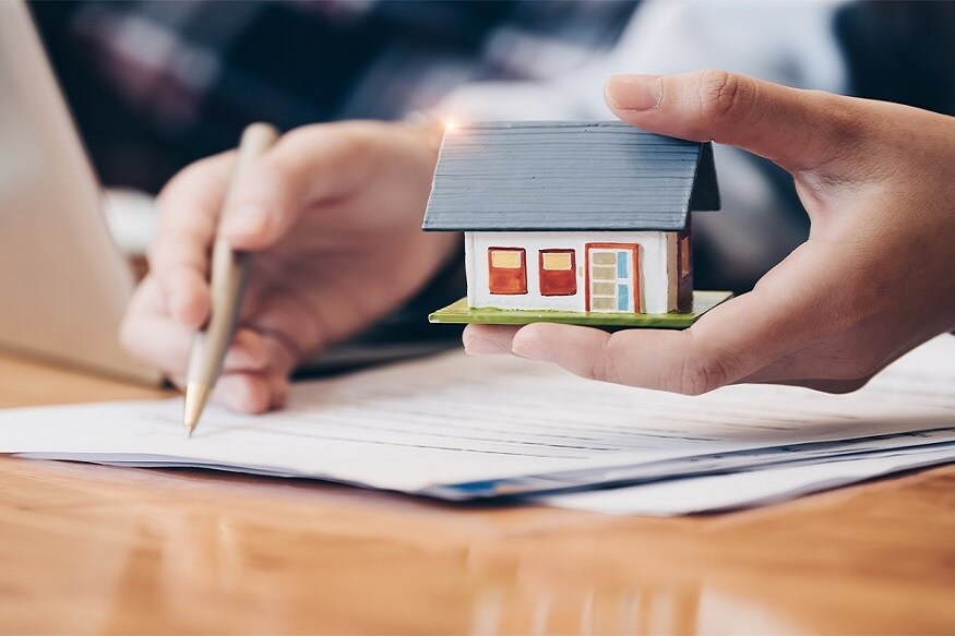 હાઉસિંગ સેક્ટર (Housing Sector)ને બૂસ્ટ કરવા માટે વિત્ત મંત્રી (Finance Minister)નિર્મલા સીતારમણે (Nirmala Sitharaman) આજે હાઉસ બિલ્ડિંગ એડવાન્સ (House Building Advance) ઉપર વ્યાજ દર ઘટાડવાની સાથે-સાથે 10 વર્ષના ગર્વમેન્ટ સિક્યોરિટી બોન્ડને પણ લિંક કરવાની જાહેરાત કરી છે. વિત્ત મંત્રી નિર્મલા સીતારમણની આ જાહેરાત પછી તે સરકારી કર્મચારીઓ માટે એડવાન્સ ઘર સસ્તા થઈ ગયા છે. જે ઘર બનાવી રહ્યા છે. સરકારને આશા છે કે આના કારણે હાઉસિંગ સેક્ટરને બૂસ્ટ મળી શકશે. હાઉસિંગ સેક્ટર (Housing Sector)ને બૂસ્ટ કરવા માટે વિત્ત મંત્રી (Finance Minister)નિર્મલા સીતારમણે (Nirmala Sitharaman) આજે હાઉસ બિલ્ડિંગ એડવાન્સ (House Building Advance) ઉપર વ્યાજ દર ઘટાડવાની સાથે-સાથે 10 વર્ષના ગર્વમેન્ટ સિક્યોરિટી બોન્ડને પણ લિંક કરવાની જાહેરાત કરી છે. વિત્ત મંત્રી નિર્મલા સીતારમણની આ જાહેરાત પછી તે સરકારી કર્મચારીઓ માટે એડવાન્સ ઘર સસ્તા થઈ ગયા છે. જે ઘર બનાવી રહ્યા છે. સરકારને આશા છે કે આના કારણે હાઉસિંગ સેક્ટરને બૂસ્ટ મળી શકશે.