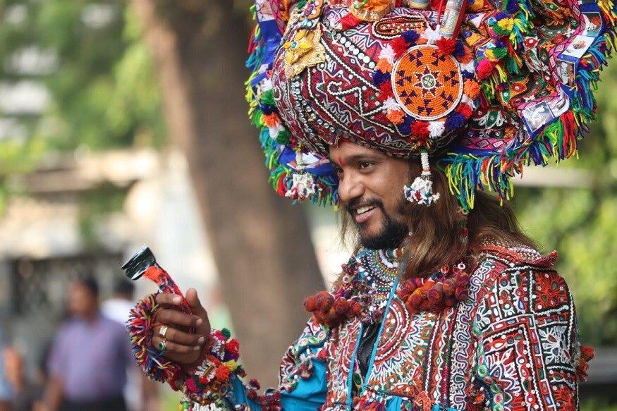 દિપીકા ખૂમાણ, અમદાવાદ : તારી વાંકી રે પાઘલડી ફુમતું રે.... મને ગમતું રે... નવરાત્રીમાં તમારા કાને પડતું આ ગીત તમને 4 કિલોની આ પાઘડી જોઈને ગાવાનું મન થઈ જશે. અમદાવાદનાં વડાપ્રધાન નરેન્દ્ર મોદીનાં ફેન અનુજે આ પાઘડી બનાવી છે. અનુજે વડાપ્રધાન નરેન્દ્ર મોદીની પાઘડીની દરેક તસવીરને આ પાઘડીમાં લગાવી છે. દિપીકા ખૂમાણ, અમદાવાદ : તારી વાંકી રે પાઘલડી ફુમતું રે.... મને ગમતું રે... નવરાત્રીમાં તમારા કાને પડતું આ ગીત તમને 4 કિલોની આ પાઘડી જોઈને ગાવાનું મન થઈ જશે. અમદાવાદનાં વડાપ્રધાન નરેન્દ્ર મોદીનાં ફેન અનુજે આ પાઘડી બનાવી છે. અનુજે વડાપ્રધાન નરેન્દ્ર મોદીની પાઘડીની દરેક તસવીરને આ પાઘડીમાં લગાવી છે.
