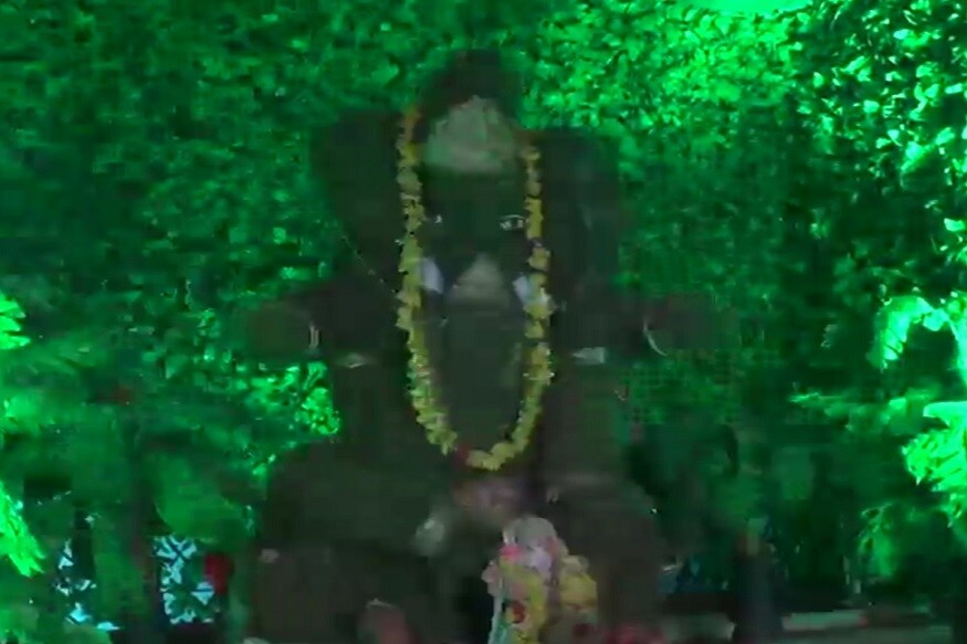 સર્વત્ર સ્થળોએ ગણેશોત્સવની ઉજવણીમાં સામાન્ય રીતે આયોજકો અને પૂજા પાઠ તમામમાં પુરુષો જોડાયેલા હોય છે. પરંતુ હાલ નારી શક્તિ તમામ ક્ષેત્રોમાં જોવા મળી રહી છે. ત્યારે ગણેશોત્સવ માં કેમ નહીં ?આ બાબતને ઉજાગર કરવા માટે ગોધરામાં યુવતીઓ એ પહેલ કરી છે.આ વર્ષે ગર્લ્સ ગ્રુપે વડાપ્રધાન નરેન્દ્ર મોદીના પર્યાવરણ બચાવો અભિયાનને ઉદ્દેશી પોતાનો કોન્સેપટ ગો ગ્રીનનો રાખ્યો છે.જેથી ગર્લ્સ ગ્રૂપ દ્વારા ગણેશ ઉત્સવ માં આ વર્ષે ગો ગ્રીન થીમ રાખવામાં આવી છે. સર્વત્ર સ્થળોએ ગણેશોત્સવની ઉજવણીમાં સામાન્ય રીતે આયોજકો અને પૂજા પાઠ તમામમાં પુરુષો જોડાયેલા હોય છે. પરંતુ હાલ નારી શક્તિ તમામ ક્ષેત્રોમાં જોવા મળી રહી છે. ત્યારે ગણેશોત્સવ માં કેમ નહીં ?આ બાબતને ઉજાગર કરવા માટે ગોધરામાં યુવતીઓ એ પહેલ કરી છે.આ વર્ષે ગર્લ્સ ગ્રુપે વડાપ્રધાન નરેન્દ્ર મોદીના પર્યાવરણ બચાવો અભિયાનને ઉદ્દેશી પોતાનો કોન્સેપટ ગો ગ્રીનનો રાખ્યો છે.જેથી ગર્લ્સ ગ્રૂપ દ્વારા ગણેશ ઉત્સવ માં આ વર્ષે ગો ગ્રીન થીમ રાખવામાં આવી છે.