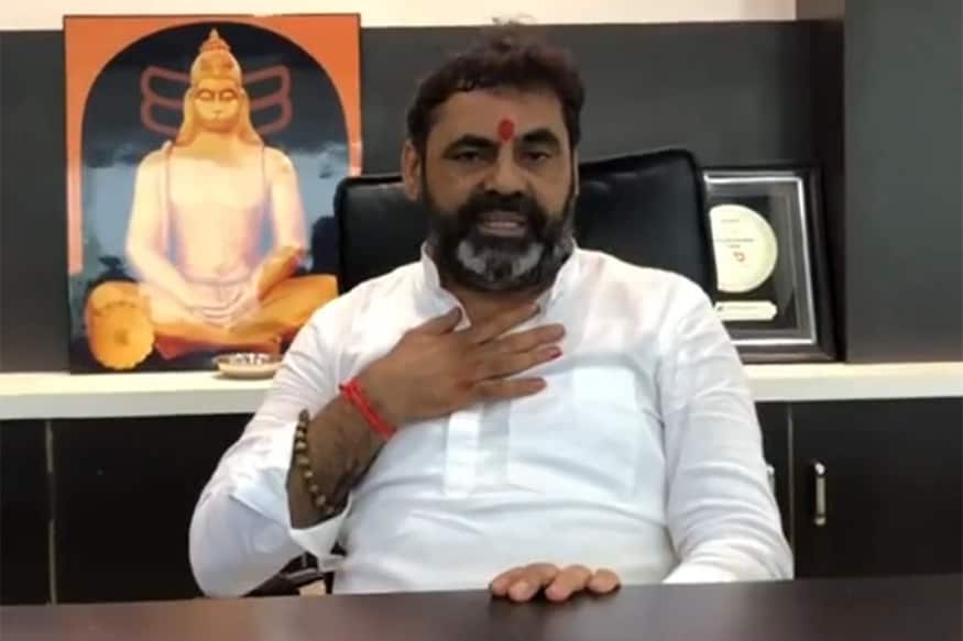 "બાપુને કોઈ સંપ્રદાય માટે કોઈ ખરાબ લાગણી નથી. બાપુ અમારો બાપ છે. તમારા ગુરુ તમારા માટે ભગવાન સમાન છે તેવી રીતે અમારા ગુરુ અમારા માટે ભગવાન સમાન છે. ધર્મનું માન રાખીને કોઈએ અત્યાર સુધી સ્વામિનારાયણ સંપ્રદાયનો વિરોધ નથી કર્યો. બાપુ ક્યારેય કોઈ પાસેથી એક રૂપિયો નથી લેતા. તમે નક્કી કરો કે અમે પણ સમાજ પાસેથી કંઈ નહીં લઈએ અને સમાજને કંઈક આપીશું. બાપુએ કોઈને વટલાવ્યા વગર વહાલ કર્યો છે." "બાપુને કોઈ સંપ્રદાય માટે કોઈ ખરાબ લાગણી નથી. બાપુ અમારો બાપ છે. તમારા ગુરુ તમારા માટે ભગવાન સમાન છે તેવી રીતે અમારા ગુરુ અમારા માટે ભગવાન સમાન છે. ધર્મનું માન રાખીને કોઈએ અત્યાર સુધી સ્વામિનારાયણ સંપ્રદાયનો વિરોધ નથી કર્યો. બાપુ ક્યારેય કોઈ પાસેથી એક રૂપિયો નથી લેતા. તમે નક્કી કરો કે અમે પણ સમાજ પાસેથી કંઈ નહીં લઈએ અને સમાજને કંઈક આપીશું. બાપુએ કોઈને વટલાવ્યા વગર વહાલ કર્યો છે."
