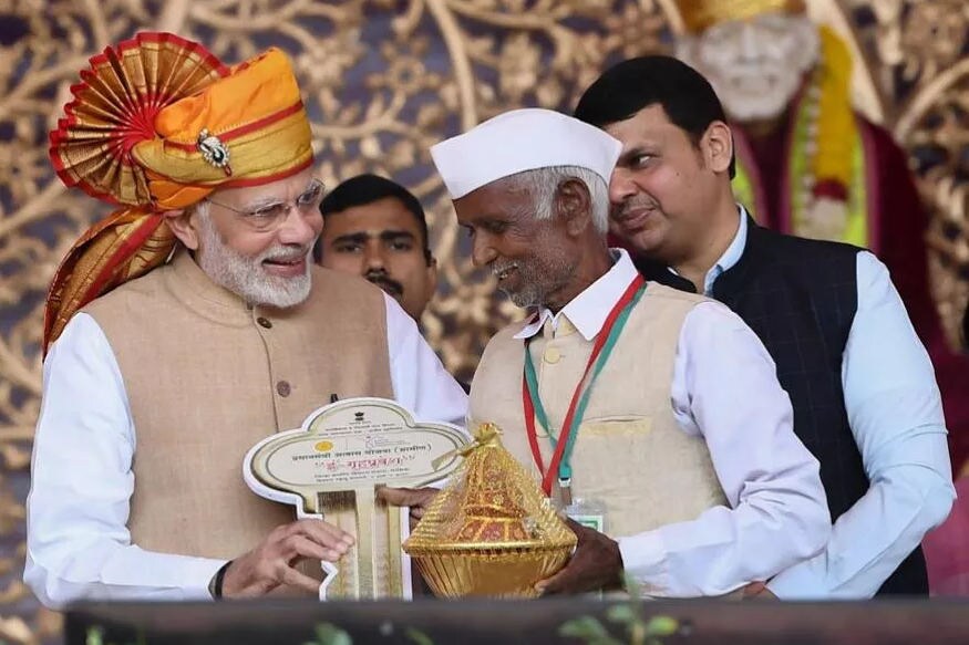 શિરડીમાં પ્રધાનમંત્રી આવાસ યોજના-ગ્રામીણના લાભાર્થીઓને ઘરની ચાવી આપતાં નરેન્દ્ર મોદી (Image: PTI) શિરડીમાં પ્રધાનમંત્રી આવાસ યોજના-ગ્રામીણના લાભાર્થીઓને ઘરની ચાવી આપતાં નરેન્દ્ર મોદી (Image: PTI)