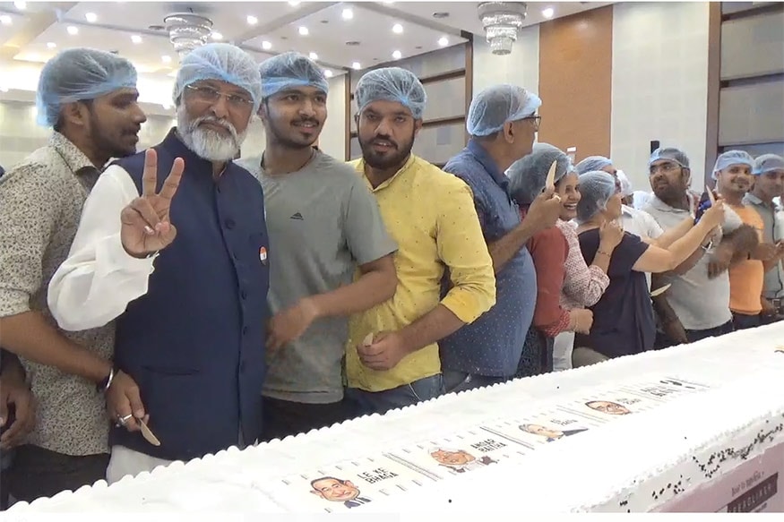 વધુમાં તેમણે જણાવ્યું હતું કે, "જે રીતે અંધારાને દૂર કરવું હોય તો દીવો કરવો પડે તેમ ભ્રષ્ટાચારને દૂર કરવા માટે પ્રમાણિક માણસોની જરૂર રહે છે. આ માટે આવા વ્યક્તિઓ દ્વારા કેક કટ કરવામાં આવી હતી. 7 હજાર જેટલા લોકો આ કેક ખાશે. કેકમાં 1200 કિલો મેંદો, 1300 કિલો ખાંડ, 235 કિલો વે પ્રોટીન, 130 કિલો કેક જેલ, 1200 કિલો કોકો પાઉડર, 30 કિલો કેરેમલ, 850 કિલો ચોકલેટ ચિપ્સ, 350 કિલો તેલ વપરાયું છે." વધુમાં તેમણે જણાવ્યું હતું કે, "જે રીતે અંધારાને દૂર કરવું હોય તો દીવો કરવો પડે તેમ ભ્રષ્ટાચારને દૂર કરવા માટે પ્રમાણિક માણસોની જરૂર રહે છે. આ માટે આવા વ્યક્તિઓ દ્વારા કેક કટ કરવામાં આવી હતી. 7 હજાર જેટલા લોકો આ કેક ખાશે. કેકમાં 1200 કિલો મેંદો, 1300 કિલો ખાંડ, 235 કિલો વે પ્રોટીન, 130 કિલો કેક જેલ, 1200 કિલો કોકો પાઉડર, 30 કિલો કેરેમલ, 850 કિલો ચોકલેટ ચિપ્સ, 350 કિલો તેલ વપરાયું છે."