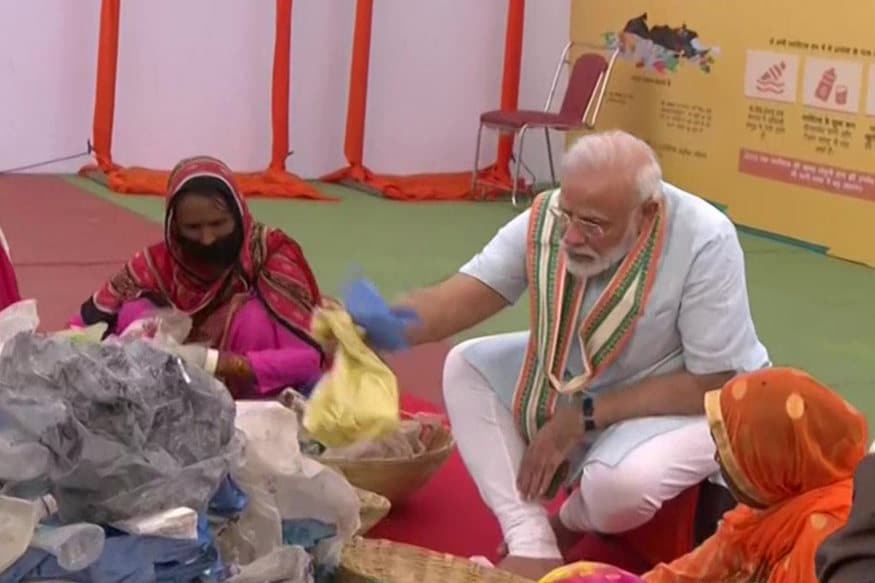 વડાપ્રધાન નરેન્દ્ર મોદી (PM Narendra Modi)એ મથુરા (Mathura)ની ધરતીથી દેશ અને દુનિયાને પ્લાસ્ટિક મુક્ત ભારત (Plastic Free India) બનાવવાનો સદેશ આપ્યો છે. પીએમ મોદીએ પ્લાસ્ટિકનો કચરો વીણનારી 25 મહિલાઓ સાથે બેસી જાતે પ્લાસ્ટિક મૅનેજમેન્ટના ગુણ શીખ્યા. વડાપ્રધાન નરેન્દ્ર મોદી (PM Narendra Modi)એ મથુરા (Mathura)ની ધરતીથી દેશ અને દુનિયાને પ્લાસ્ટિક મુક્ત ભારત (Plastic Free India) બનાવવાનો સદેશ આપ્યો છે. પીએમ મોદીએ પ્લાસ્ટિકનો કચરો વીણનારી 25 મહિલાઓ સાથે બેસી જાતે પ્લાસ્ટિક મૅનેજમેન્ટના ગુણ શીખ્યા.