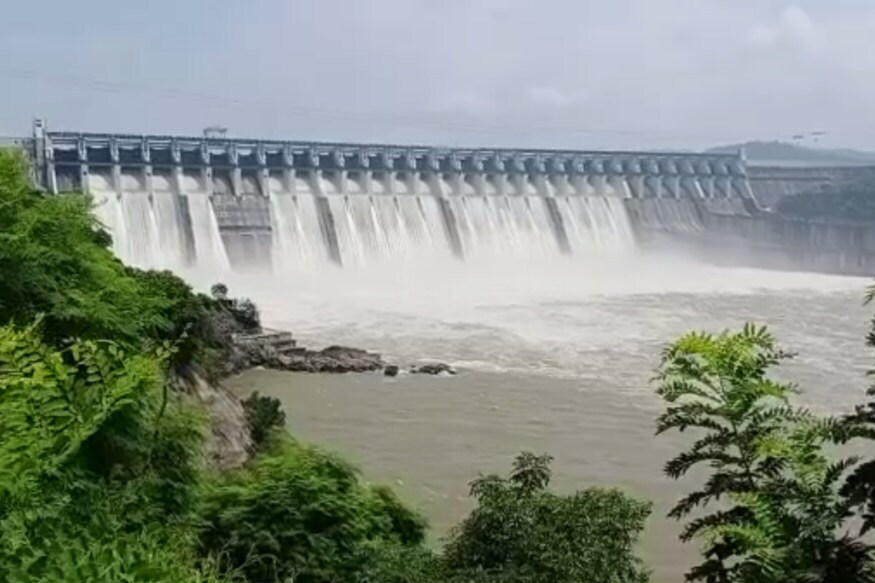 સરદાર સરોવર યોજના સિનિયર એન્જિનિયરો જણાવે છે કે, આગામી દિવસોમાં હજુ મધ્યપ્રદેશમાં ભારે વરસાદની આગાહી છે તેમજ ઉપરવાસમાંથી આઠથી દસ લાખ ક્યૂસેક પાણીનો જથ્થો આવવાની શક્યતાઓ છે જો પાણીનો આવરો ચાલુ રહેશે તો આગામી એક-બે દિવસમાં જ સરદાર સરોવર ડેમ તેની મહત્તમ સપાટી એટલે કે 138.68 મીટર સુધી પહોંચી જશે. નર્મદા ડેમની આ સપાટી પહોંચતા જ ગુજરાતમાં એક નવો ઇતિહાસ રચાઈ જશે તેમજ પીવાના પાણીની અને સિંચાઈના પાણીની સમસ્યાનો બે વર્ષ સુધી અંત પણ આવી જશે. સરદાર સરોવર યોજના સિનિયર એન્જિનિયરો જણાવે છે કે, આગામી દિવસોમાં હજુ મધ્યપ્રદેશમાં ભારે વરસાદની આગાહી છે તેમજ ઉપરવાસમાંથી આઠથી દસ લાખ ક્યૂસેક પાણીનો જથ્થો આવવાની શક્યતાઓ છે જો પાણીનો આવરો ચાલુ રહેશે તો આગામી એક-બે દિવસમાં જ સરદાર સરોવર ડેમ તેની મહત્તમ સપાટી એટલે કે 138.68 મીટર સુધી પહોંચી જશે. નર્મદા ડેમની આ સપાટી પહોંચતા જ ગુજરાતમાં એક નવો ઇતિહાસ રચાઈ જશે તેમજ પીવાના પાણીની અને સિંચાઈના પાણીની સમસ્યાનો બે વર્ષ સુધી અંત પણ આવી જશે.