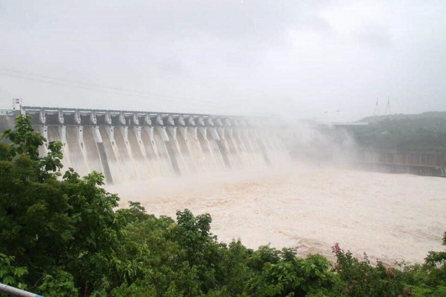 દિપક પટેલ, નર્મદા : હાલ સરદાર સરોવર ડૅમની (Sardar Sarovar Dam) સપાટી સ્થિર થઇ છે. આજે નર્મદા ડૅમની સપાટી 138.27 મીટર છે. ડૅમનાં 15 દરવાજા ખુલ્લા કરવામાં આવ્યાં છે. આ સાથે 1 લાખ 20 હજાર ક્યુસેક પાણી નર્મદા (Narmada) નદીમાં વહી રહ્યું છે. 20 દિવસ પછી ગોરા બ્રિજ પરથી પાણી ઓસરતા રાહદારીઓ માટે શરૂ કરવામાં આવ્યો છે. દિપક પટેલ, નર્મદા : હાલ સરદાર સરોવર ડૅમની (Sardar Sarovar Dam) સપાટી સ્થિર થઇ છે. આજે નર્મદા ડૅમની સપાટી 138.27 મીટર છે. ડૅમનાં 15 દરવાજા ખુલ્લા કરવામાં આવ્યાં છે. આ સાથે 1 લાખ 20 હજાર ક્યુસેક પાણી નર્મદા (Narmada) નદીમાં વહી રહ્યું છે. 20 દિવસ પછી ગોરા બ્રિજ પરથી પાણી ઓસરતા રાહદારીઓ માટે શરૂ કરવામાં આવ્યો છે.