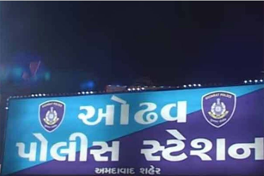 મળતી માહિતી પ્રમાણે ઓઢવ વિસ્તારના એક વ્યક્તિએ જયેશ ચાવડા નામના વ્યક્તિ પાસેથી એક લાખ જેટલી રકમ વ્યાજે લીધી હતી. જયેશ ચાવડા પર ગંભીર આક્ષેપ છે કે તેણે ફરિયાદી મહિલાના ઘરે જઈને તેની છેડતી કરી હતી તેમજ તેને એક રાત માટે સાથે આવવાનું પણ કહ્યું હતું. આ મામલે મહિલાએ હિંમત કરીને પોલીસ સ્ટેશનમાં ફરિયાદ આપી છે. મળતી માહિતી પ્રમાણે ઓઢવ વિસ્તારના એક વ્યક્તિએ જયેશ ચાવડા નામના વ્યક્તિ પાસેથી એક લાખ જેટલી રકમ વ્યાજે લીધી હતી. જયેશ ચાવડા પર ગંભીર આક્ષેપ છે કે તેણે ફરિયાદી મહિલાના ઘરે જઈને તેની છેડતી કરી હતી તેમજ તેને એક રાત માટે સાથે આવવાનું પણ કહ્યું હતું. આ મામલે મહિલાએ હિંમત કરીને પોલીસ સ્ટેશનમાં ફરિયાદ આપી છે.