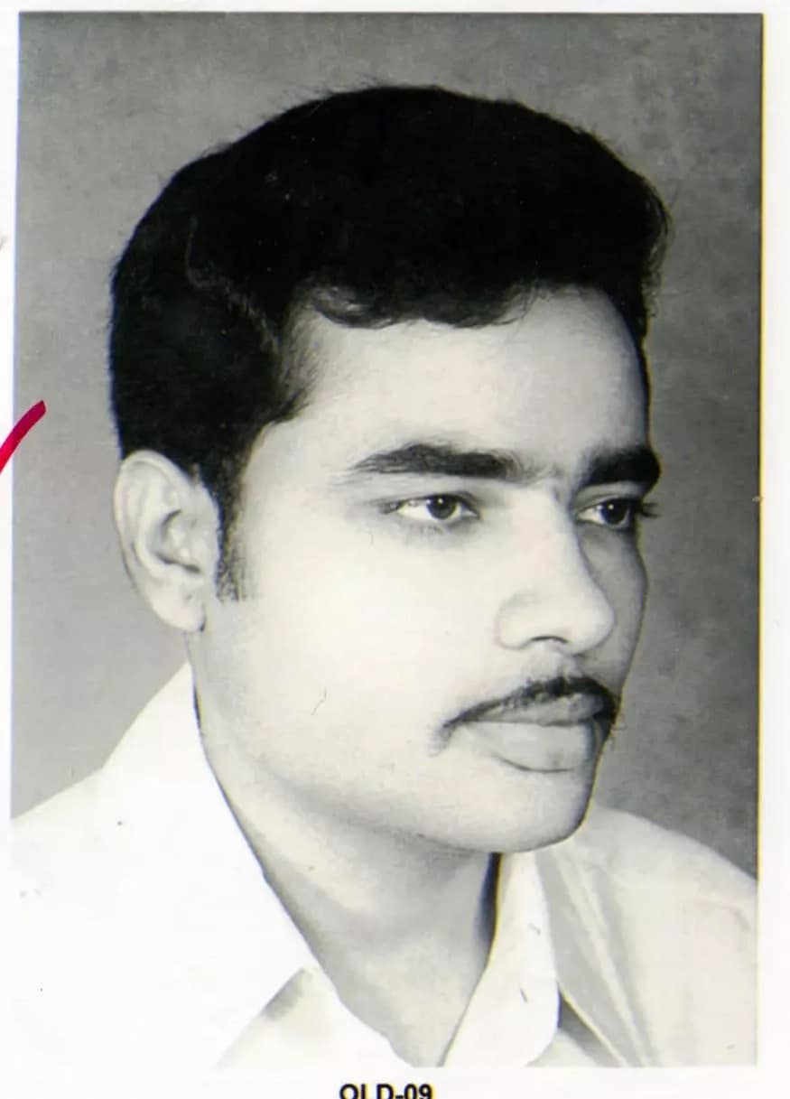 ગુજરાતનાં મહેસાણાનાં વડનગરમાં એક ખુબજ સામાન્ય પરિવારમાં પ્રધાનમંત્રી મોદીનો જન્મ થયો હતો. 17 સપ્ટેમ્બર 1950માં તેમનો જન્મ દિવસ છે. તેઓ તેમનાં માતા પિતાનાં ચાર બાળકોમાંથી ત્રીજા સંતાન છે. તેમનાં પિતા દામોદરદાસ ચાની નાનકડી દુકાન ચલાવતા હતાં. જ્યારે પ્રધાનમંત્રી મોદી વડનગર રેલવે સ્ટેશન પર ટ્રેનનાં મુસાફરોને ચા આપવાનું કામ કરતાં હતાં. (Image: News18 Telugu) ગુજરાતનાં મહેસાણાનાં વડનગરમાં એક ખુબજ સામાન્ય પરિવારમાં પ્રધાનમંત્રી મોદીનો જન્મ થયો હતો. 17 સપ્ટેમ્બર 1950માં તેમનો જન્મ દિવસ છે. તેઓ તેમનાં માતા પિતાનાં ચાર બાળકોમાંથી ત્રીજા સંતાન છે. તેમનાં પિતા દામોદરદાસ ચાની નાનકડી દુકાન ચલાવતા હતાં. જ્યારે પ્રધાનમંત્રી મોદી વડનગર રેલવે સ્ટેશન પર ટ્રેનનાં મુસાફરોને ચા આપવાનું કામ કરતાં હતાં. (Image: News18 Telugu)