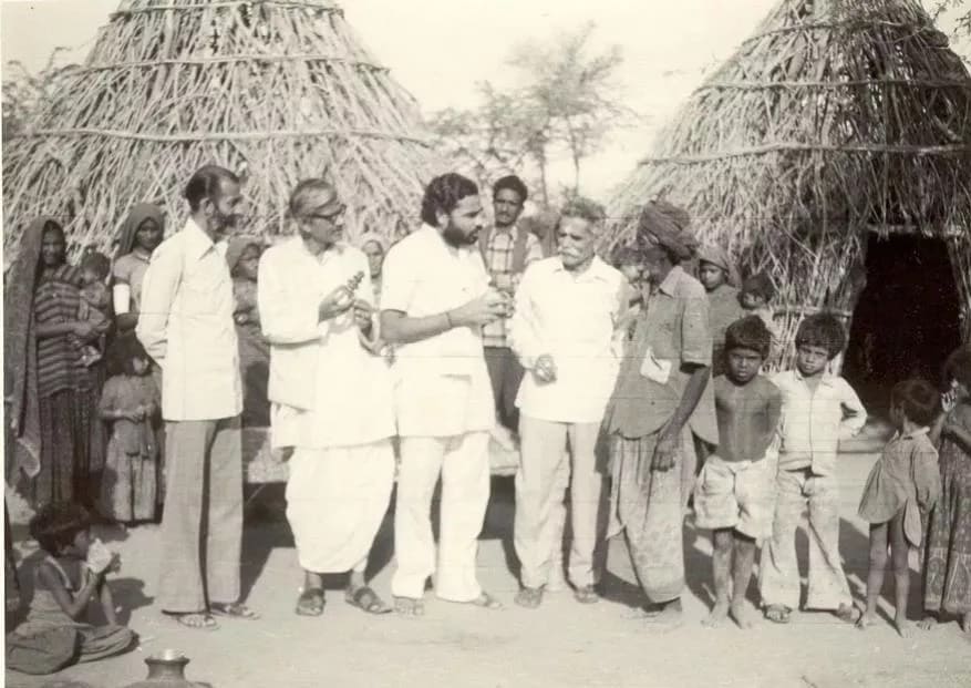 ભાજપનાં કાર્યકર્તા હતા તે સમયે ગામડે ગામડે ફરીને જનતામાં ભાજપ અંગે જાગૃતતા ફેલાવતા PM મોદી (Image: News18 Telugu) ભાજપનાં કાર્યકર્તા હતા તે સમયે ગામડે ગામડે ફરીને જનતામાં ભાજપ અંગે જાગૃતતા ફેલાવતા PM મોદી (Image: News18 Telugu)