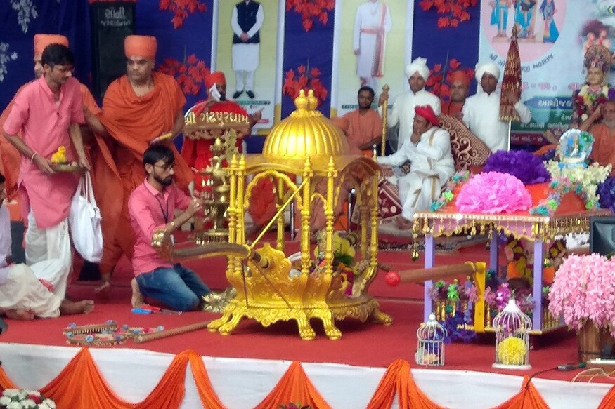 સંજય ટાંક : ગઢડામા સવામીનારાયણ ભગવાનની 200 વર્ષ જૂની પરંપરા છેલા ૧૨ વર્ષ થી તુટી રહી હતી તે આખરે ફરી જીવંત થઈ છે. ગઢડા ખાતે 12 વર્ષ પછી જળજીલન યાત્રા કાઢવામાં આવી છે. આ યાત્રામાં ભાગ લેવા માટે મોટી સંખ્યામાં હરિભક્તો જોડાયા છે. આ કાર્યક્રમમાં રાજ્યના મુખ્યમંત્રી વિજય રૂપાણી ખાસ ઉપસ્થિત રહ્યા છે. યાત્રાને લઈને ભક્તોમાં અનેરો ઉત્સાહ જોવા મળ્યો છે. જળજીલણ યાત્રા શરૂ થતાની સાથે જ વર્ષોથી ચાલતા વિવાદનો અંત આવ્યો છે. સંજય ટાંક : ગઢડામા સવામીનારાયણ ભગવાનની 200 વર્ષ જૂની પરંપરા છેલા ૧૨ વર્ષ થી તુટી રહી હતી તે આખરે ફરી જીવંત થઈ છે. ગઢડા ખાતે 12 વર્ષ પછી જળજીલન યાત્રા કાઢવામાં આવી છે. આ યાત્રામાં ભાગ લેવા માટે મોટી સંખ્યામાં હરિભક્તો જોડાયા છે. આ કાર્યક્રમમાં રાજ્યના મુખ્યમંત્રી વિજય રૂપાણી ખાસ ઉપસ્થિત રહ્યા છે. યાત્રાને લઈને ભક્તોમાં અનેરો ઉત્સાહ જોવા મળ્યો છે. જળજીલણ યાત્રા શરૂ થતાની સાથે જ વર્ષોથી ચાલતા વિવાદનો અંત આવ્યો છે.