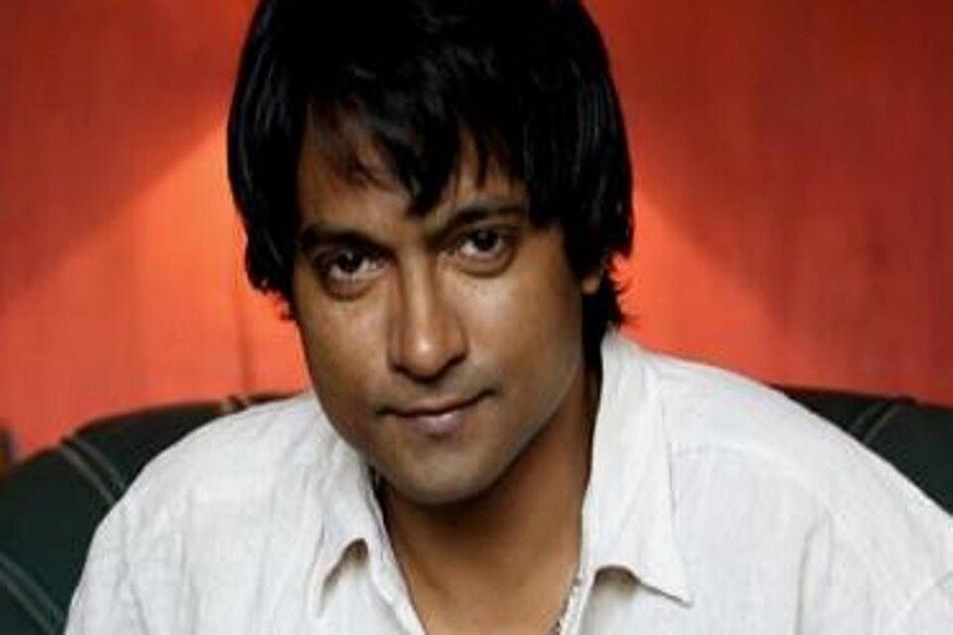 બોલિવૂડ (Bollywood) એક્ટર પ્રશાંત નારાયણન (Prashant Narayanan)ની છેતરપીંડીનાં એક કેસમાં કેરળ પોલીસે ધરપકડ કરી છે હાલમાં તે જેલમાં છે. મીડિયા રિપોર્ટ પ્રમાણે, પ્રશાંત અને તેની વાઇફ શોનાબંનેની પોલીસે ધરપકડ કરી છે. પ્રશાંત અને તેની પત્નીની ધરપકડ કરીને ટ્રાન્જિટ વોરંટ પર કેરળ લાવવામાં આવ્યાં છે. કોર્ટમાં રજૂ કર્યા બાદ તેમને 20 સપ્ટેમ્બરનાં રોજ જેલમાં મોકલવામાં આવશે. બોલિવૂડ (Bollywood) એક્ટર પ્રશાંત નારાયણન (Prashant Narayanan)ની છેતરપીંડીનાં એક કેસમાં કેરળ પોલીસે ધરપકડ કરી છે હાલમાં તે જેલમાં છે. મીડિયા રિપોર્ટ પ્રમાણે, પ્રશાંત અને તેની વાઇફ શોનાબંનેની પોલીસે ધરપકડ કરી છે. પ્રશાંત અને તેની પત્નીની ધરપકડ કરીને ટ્રાન્જિટ વોરંટ પર કેરળ લાવવામાં આવ્યાં છે. કોર્ટમાં રજૂ કર્યા બાદ તેમને 20 સપ્ટેમ્બરનાં રોજ જેલમાં મોકલવામાં આવશે.