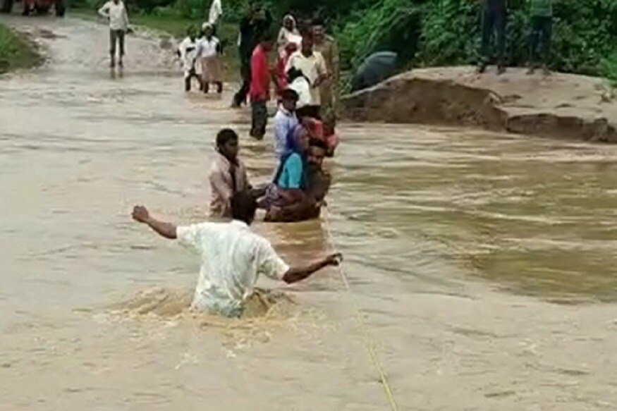 PSI જયદિપસિંહ જાદવ દ્વારા પાણીની વચ્ચે રહેલ દોરડું પકડીને લોકોને બહાર લાવ્યા હતા. આ દરમિયાના નાના બાળકોને તેમણે ઊંચકી લીધા હતા. જયદિપસિંહ જાદવના આ બહાદુરીભર્યા કામની ઘણી પ્રશંસા થઈ રહી છે. PSI જયદિપસિંહ જાદવ દ્વારા પાણીની વચ્ચે રહેલ દોરડું પકડીને લોકોને બહાર લાવ્યા હતા. આ દરમિયાના નાના બાળકોને તેમણે ઊંચકી લીધા હતા. જયદિપસિંહ જાદવના આ બહાદુરીભર્યા કામની ઘણી પ્રશંસા થઈ રહી છે.