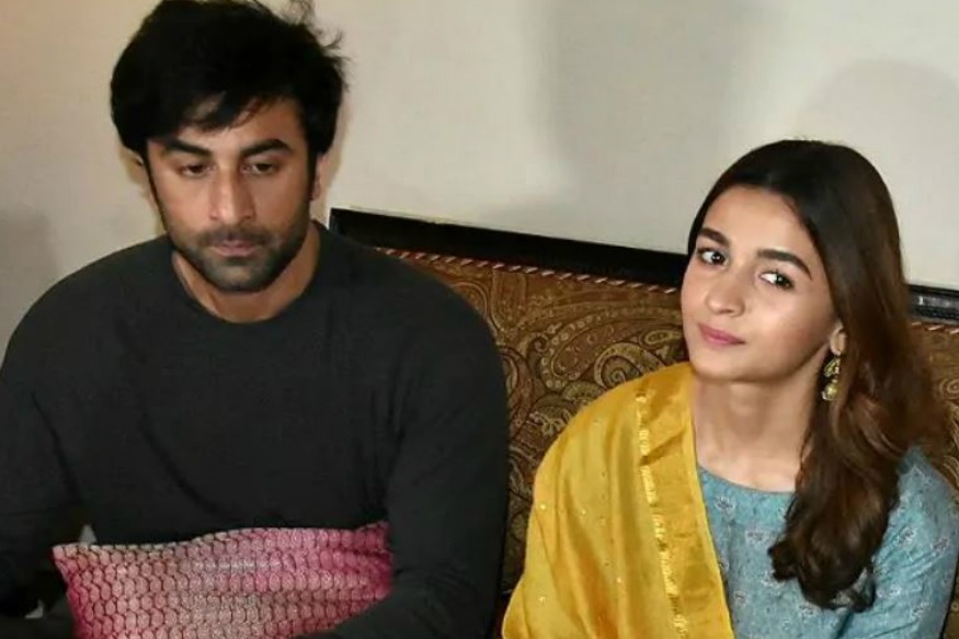  બોલિવૂડનાં બે સુપર સ્ટાર્સ આલિયા ભટ્ટ (Alia Bhatt) અને રણબીર કપૂર (Ranbir Kapoor) તેમનાં રિલેશનશિપને લઇને ચર્ચામાં રહે છે. આલિયા ભટ્ટ અને રણબીર કપૂર ઘણી વખત જાહેરમાં તેનાં પ્રેમનો એકરાર કરી ચુક્યા છે. તો રણબીર કપૂર અને આલિયાનાં ફેન્સને હાલમાં ઇન્તેઝાર છે કે ક્યારેય આ જોડી તેમની સગાઇની કે પછી લગ્નની તારીખ જાહેર કરે.
