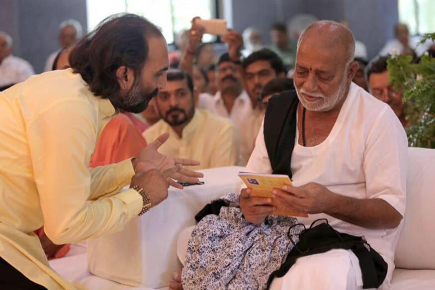 આ મામલે નિવેદન કરતા કલાકાર સાંઇરામ દવેએ જણાવ્યું કે, "વૈદિક હિન્દુ સનાતન ધર્મનો જય હો. પહેલીવાર ભગ્ન હૃદયે અને મારી ફરજના ભાગરૂપે હું આ વીડિયો મૂકી રહ્યો છું. છેલ્લા કેટલાય સમયથી સોશિયલ મીડિયા પર ધર્મના નામે જે યુદ્ધ ચાલી રહ્યું છે, ત્યારે ખુલાસો કરી દઉં કે હું 8-9 અને 10માં ધોરણમાં સ્વામિનારાયણ ગુરુકુળમાં ભણ્યો છું. સ્વામિનારાયણ સંપ્રદાયના તમામ સંતોના મે આશીર્વાદ લીધા છે. પૂજ્ય બાપુ મારા માટે ભગવાન છે. બાપુ અને સ્વામિનાયારણના ભક્તોને કહેવાનું કે બાપુની કરુણા ગણિકાઓ, કિન્નરો સુધી પહોંચી છે. તરછોડાયેલા લોકોને પણ બાપુ ગળે લગાડે છે. બાપુએ એમ કહ્યું કે ઝેર પીવે તેને નીલકંઠ કહેવાય. આવું કહીને બાપુએ ક્યાંય સ્વામિનારાયણ સંપ્રદાયનું નામ નથી લીધું. બાપુએ આની માફી પણ માંગી છે. સમગ્ર હિન્દુ સમાજ માટે આ જોખમી ઘટના છે. આપણા માટે તમામ સાધુ સંતો કે સત્યનારાયણની પૂજા કરતો બ્રાહ્મણ પણ પૂજનીય છે. સંસારી જ્યારે ઝઘડા કરે ત્યારે તેઓ સાધુઓ પાસે જાય છે, પરંતુ મહાપુરુષો કે સંતોમાં કોઈ વાત વિવાદમાં પરિણમે ત્યારે સંસારીની કોઈ ઔકાત નથી કે અમે તેનું સમાધાન લાવી શકીએ." આ મામલે નિવેદન કરતા કલાકાર સાંઇરામ દવેએ જણાવ્યું કે, "વૈદિક હિન્દુ સનાતન ધર્મનો જય હો. પહેલીવાર ભગ્ન હૃદયે અને મારી ફરજના ભાગરૂપે હું આ વીડિયો મૂકી રહ્યો છું. છેલ્લા કેટલાય સમયથી સોશિયલ મીડિયા પર ધર્મના નામે જે યુદ્ધ ચાલી રહ્યું છે, ત્યારે ખુલાસો કરી દઉં કે હું 8-9 અને 10માં ધોરણમાં સ્વામિનારાયણ ગુરુકુળમાં ભણ્યો છું. સ્વામિનારાયણ સંપ્રદાયના તમામ સંતોના મે આશીર્વાદ લીધા છે. પૂજ્ય બાપુ મારા માટે ભગવાન છે. બાપુ અને સ્વામિનાયારણના ભક્તોને કહેવાનું કે બાપુની કરુણા ગણિકાઓ, કિન્નરો સુધી પહોંચી છે. તરછોડાયેલા લોકોને પણ બાપુ ગળે લગાડે છે. બાપુએ એમ કહ્યું કે ઝેર પીવે તેને નીલકંઠ કહેવાય. આવું કહીને બાપુએ ક્યાંય સ્વામિનારાયણ સંપ્રદાયનું નામ નથી લીધું. બાપુએ આની માફી પણ માંગી છે. સમગ્ર હિન્દુ સમાજ માટે આ જોખમી ઘટના છે. આપણા માટે તમામ સાધુ સંતો કે સત્યનારાયણની પૂજા કરતો બ્રાહ્મણ પણ પૂજનીય છે. સંસારી જ્યારે ઝઘડા કરે ત્યારે તેઓ સાધુઓ પાસે જાય છે, પરંતુ મહાપુરુષો કે સંતોમાં કોઈ વાત વિવાદમાં પરિણમે ત્યારે સંસારીની કોઈ ઔકાત નથી કે અમે તેનું સમાધાન લાવી શકીએ."