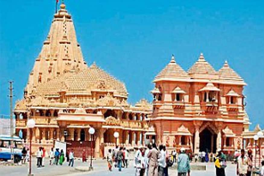પાકિસ્તાનનાં 13,340 લોકોએ કર્યા સોમનાથ મહાદેવનાં દર્શન<br />આ વર્ષે ફેસબુકની વાત કરીએ તો વર્ષ-૨૦૧૮ માં ૧.૪૦ (એક કરોડ ચાલીસ લાખ) દેશ-વિદેશના ભક્તોએ ડિઝીટલ દર્શનનો લ્હાવો લીઘો હતો. આ વર્ષે ૨૦૧૯ માં ૪.૦૭ કરોડ રેકોર્ડ બ્રેક શ્રધ્ધાળુઓએ દર્શન કર્યા છે. ભક્તોના માનવ સમુદાયની વાત કરીએ તો, અમેરીકા યુનાઇટેડ સ્ટેટમાં ૮૬, ૦૦૨, નેપાળમાં ૭૭,૨૫૦, આરબ અમીરાતમાં ૫૪,૭૭૨, કેનેડામાં ૨૫,૭૯૪, સાઉદી અરેબીયામાં ૪૦,૮૪૦, ઓસ્ટ્રેલીયામાં ૧૯,૮૨૩, પાકિસ્તાનમાં ૧૩,૩૪૦, કેપીટલ શહેરોમાંના ભક્તોની સંખ્યા જોઇએ તો દિલ્હીમાં ૧૦.૭૨ લાખ, અમદાવાદમાંથી ૬.૯૭ લાખ, મુંબઇ ૬.૫૩ લાખ, સુરતમાં ૬.૧૨ લાખ, ક્રમશ ભક્તોએ જોડાઇ સોશ્યલ મીડીયામાં અવ્વલ ક્રમાંક પ્રાપ્ત કરાવ્યો. પાકિસ્તાનનાં 13,340 લોકોએ કર્યા સોમનાથ મહાદેવનાં દર્શન<br />આ વર્ષે ફેસબુકની વાત કરીએ તો વર્ષ-૨૦૧૮ માં ૧.૪૦ (એક કરોડ ચાલીસ લાખ) દેશ-વિદેશના ભક્તોએ ડિઝીટલ દર્શનનો લ્હાવો લીઘો હતો. આ વર્ષે ૨૦૧૯ માં ૪.૦૭ કરોડ રેકોર્ડ બ્રેક શ્રધ્ધાળુઓએ દર્શન કર્યા છે. ભક્તોના માનવ સમુદાયની વાત કરીએ તો, અમેરીકા યુનાઇટેડ સ્ટેટમાં ૮૬, ૦૦૨, નેપાળમાં ૭૭,૨૫૦, આરબ અમીરાતમાં ૫૪,૭૭૨, કેનેડામાં ૨૫,૭૯૪, સાઉદી અરેબીયામાં ૪૦,૮૪૦, ઓસ્ટ્રેલીયામાં ૧૯,૮૨૩, પાકિસ્તાનમાં ૧૩,૩૪૦, કેપીટલ શહેરોમાંના ભક્તોની સંખ્યા જોઇએ તો દિલ્હીમાં ૧૦.૭૨ લાખ, અમદાવાદમાંથી ૬.૯૭ લાખ, મુંબઇ ૬.૫૩ લાખ, સુરતમાં ૬.૧૨ લાખ, ક્રમશ ભક્તોએ જોડાઇ સોશ્યલ મીડીયામાં અવ્વલ ક્રમાંક પ્રાપ્ત કરાવ્યો.