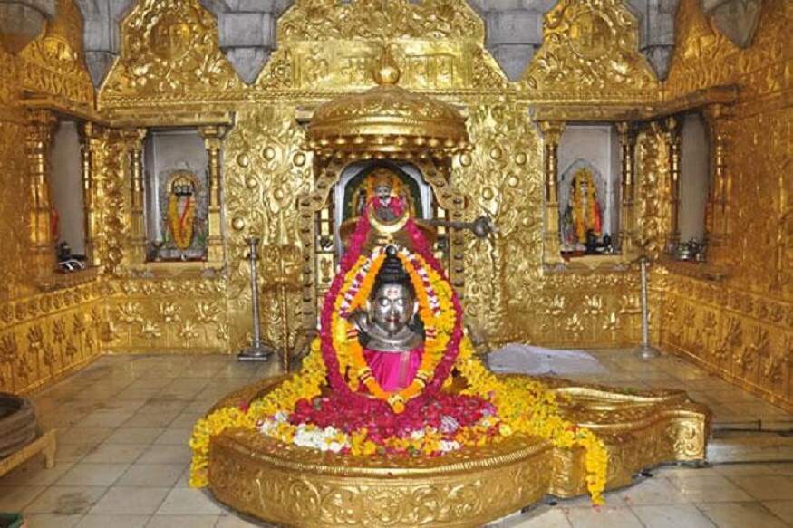 દિપીકા ખુમાણ, અમદાવાદ: શ્રાવણ માસ એટલે મહાદેવની ભક્તિમાં લીન થવાનો ઉત્તમ માસ, આ માસમાં ભક્તો મહાદેવના દર્શન-પૂજન અર્ચન કરી કૃતકૃત્ય થતા હોય છે, ડીઝીટલ યુગમાં સોશ્યલ મીડીયાનુ એક આગવુ પ્રદાન રહેલુ છે. શ્રાવણ પર્યન્ત સોમનાથ મહાદેવ છવાયા સોશ્યલ મીડીયામાં, શ્રાવણ દરમ્યાન વિશેષ શૃંગારના ફોટોગ્રાફ્સ, આરતીના ક્લીપીંગ્સ, ફેસબુક, ટ્વીટર, ઇન્સ્ટાગ્રામ, હેલ્લો એપ વગેરે પર નિયમીત રીતે શ્રી સોમનાથ ટ્રસ્ટની સોશ્યલ ટીમ દ્વારા મુકવામાં આવતા હતા. દિપીકા ખુમાણ, અમદાવાદ: શ્રાવણ માસ એટલે મહાદેવની ભક્તિમાં લીન થવાનો ઉત્તમ માસ, આ માસમાં ભક્તો મહાદેવના દર્શન-પૂજન અર્ચન કરી કૃતકૃત્ય થતા હોય છે, ડીઝીટલ યુગમાં સોશ્યલ મીડીયાનુ એક આગવુ પ્રદાન રહેલુ છે. શ્રાવણ પર્યન્ત સોમનાથ મહાદેવ છવાયા સોશ્યલ મીડીયામાં, શ્રાવણ દરમ્યાન વિશેષ શૃંગારના ફોટોગ્રાફ્સ, આરતીના ક્લીપીંગ્સ, ફેસબુક, ટ્વીટર, ઇન્સ્ટાગ્રામ, હેલ્લો એપ વગેરે પર નિયમીત રીતે શ્રી સોમનાથ ટ્રસ્ટની સોશ્યલ ટીમ દ્વારા મુકવામાં આવતા હતા.