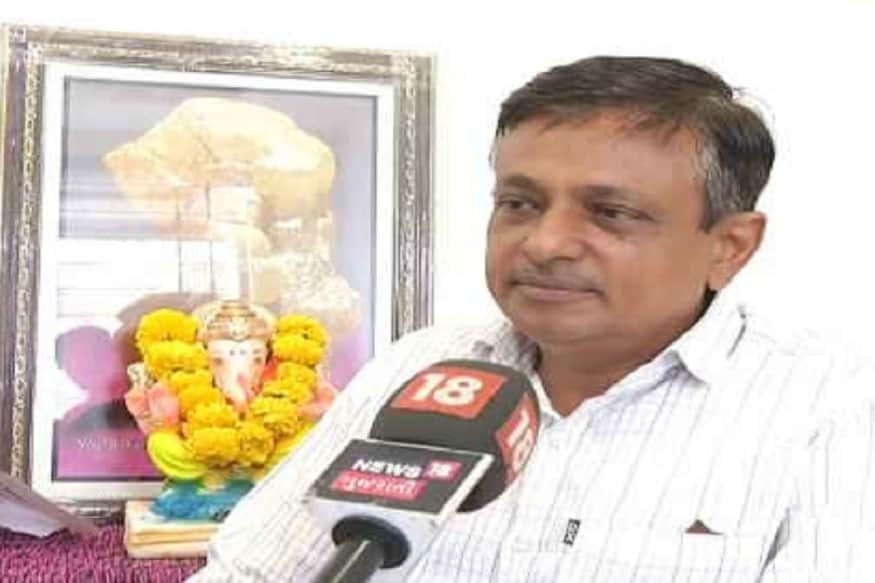 રાજેશ પાંડવે આ અંગે વધુમાં જણાવતા કહ્યું કે, આ રફ ડાયમંડ દક્ષિણ આફ્રિકાના કોંગોન મ્યુઝીમાઇન ખાતેથી શહેરમાં દલાલી માટે આ ડાયમંડ વર્ષ 2005માં આવ્યો હતો. આ ડાયમંડ ઉપર કોઇ પણ પ્રકારનું મેનમેઇડ વર્ક કર્યા વગર જ સ્વયંમભૂ ગણપતિ જેવી પ્રતિકૃતિ નિર્માણ થઇ છે. જે અલૌકીક છે અને અદભુત પણ છે. આ રફ ડાયમંડના ગણપતિની ઉંચાઇ 24.11 મિમી જ્યારે પહોળાઇ 16.49 મીમી છે. રાજેશ પાંડવે આ અંગે વધુમાં જણાવતા કહ્યું કે, આ રફ ડાયમંડ દક્ષિણ આફ્રિકાના કોંગોન મ્યુઝીમાઇન ખાતેથી શહેરમાં દલાલી માટે આ ડાયમંડ વર્ષ 2005માં આવ્યો હતો. આ ડાયમંડ ઉપર કોઇ પણ પ્રકારનું મેનમેઇડ વર્ક કર્યા વગર જ સ્વયંમભૂ ગણપતિ જેવી પ્રતિકૃતિ નિર્માણ થઇ છે. જે અલૌકીક છે અને અદભુત પણ છે. આ રફ ડાયમંડના ગણપતિની ઉંચાઇ 24.11 મિમી જ્યારે પહોળાઇ 16.49 મીમી છે.