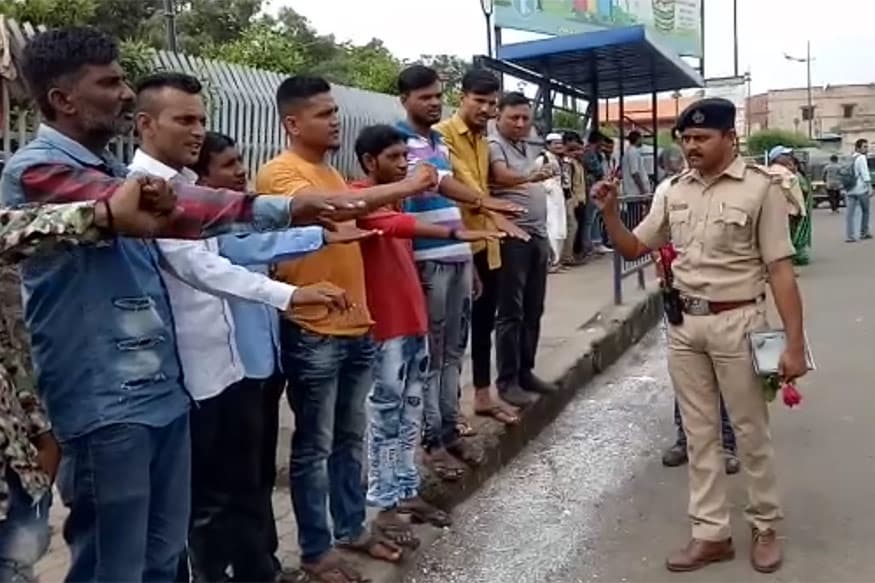 નવો કાયદો અમલી બનતા ઘણા લોકો હેલ્મેટ પહેરીને ફરતા જોવા મળ્યા હતાં. ચોકબજાર ખાતે પોલીસે લોકોને મેમો આપવાને બદલે ગુલાબના ફૂલ આપીને લોકોને નિયમ પાળવાની અપીલ કરી હતી. તો રીક્ષા ચાલકોએ અહીં ટ્રાફિક પોલીસની હાજરીમાં જ નિયમો પાળવાના શપથ પણ લીધા હતા. નવો કાયદો અમલી બનતા ઘણા લોકો હેલ્મેટ પહેરીને ફરતા જોવા મળ્યા હતાં. ચોકબજાર ખાતે પોલીસે લોકોને મેમો આપવાને બદલે ગુલાબના ફૂલ આપીને લોકોને નિયમ પાળવાની અપીલ કરી હતી. તો રીક્ષા ચાલકોએ અહીં ટ્રાફિક પોલીસની હાજરીમાં જ નિયમો પાળવાના શપથ પણ લીધા હતા.