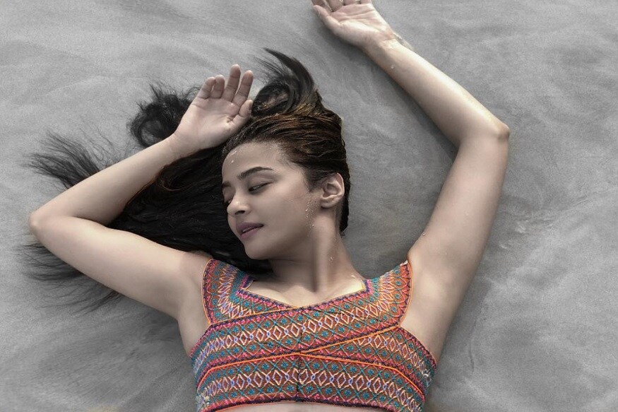 સુરવીન ચાવલા (Surveen Chawla) સ્મોલ સ્ક્રિન પર કામ કરનારી જાણીતી ઍક્ટ્રેસ છે. હવે તે વેબની દુનિયા અને બૉલિવૂડમાં પણ એન્ટ્રી કરી ચૂકી છે. હાલમાં જ તેણે એક ઇન્ટરવ્યૂંમાં તેની સાથે બનેલી કાસ્ટિંગ કાઉચની ઘટના અંગે વાત કરી હતી. (Photo:Instagram) સુરવીન ચાવલા (Surveen Chawla) સ્મોલ સ્ક્રિન પર કામ કરનારી જાણીતી ઍક્ટ્રેસ છે. હવે તે વેબની દુનિયા અને બૉલિવૂડમાં પણ એન્ટ્રી કરી ચૂકી છે. હાલમાં જ તેણે એક ઇન્ટરવ્યૂંમાં તેની સાથે બનેલી કાસ્ટિંગ કાઉચની ઘટના અંગે વાત કરી હતી. (Photo:Instagram)