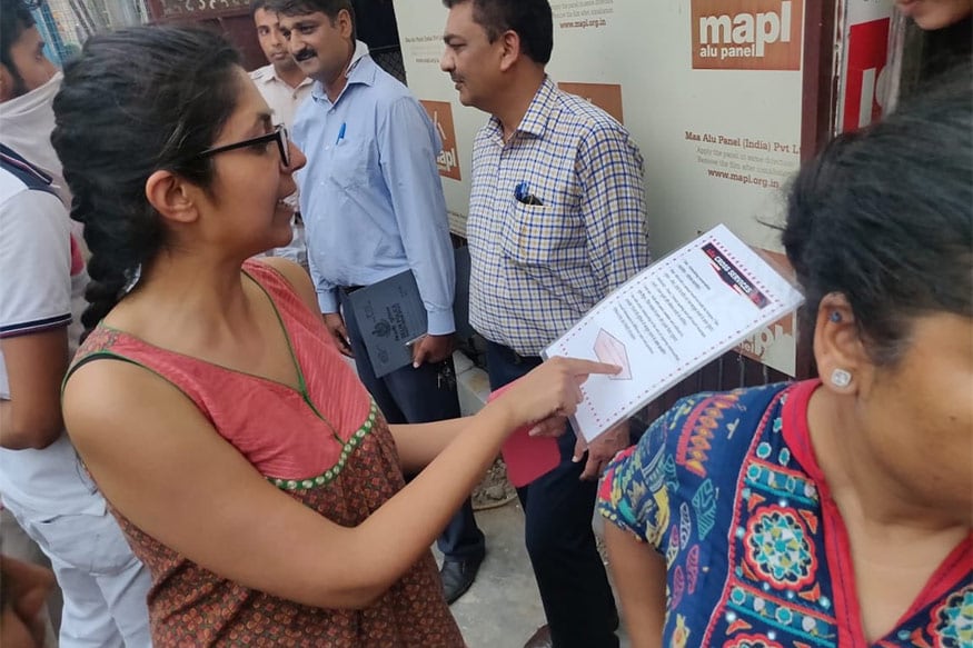 દિલ્હી મહિલા આયોગ (Delhi Commission for Woman)ના અધ્યક્ષા સ્વામી માલીવાલ આજકાલ રાજધાની દિલ્હીના અલગ અલગ સ્પા સેન્ટરો પર દરોડાં કરી રહ્યા છે. રાજધાની દિલ્હીમાં સ્પાની આડમાં ચાલતા દેહવેપારના રેકેટનો પર્દાફાશ કરવા માટે તેમણે અભિયાન ચલાવ્યું છે. તાજેતરમાં તેઓ ક્રાઇમ બ્રાંચની ટીમને સાથે રાખીને બુરાડી સ્થિત સ્પા સેન્ટર (Spa Center) પર પહોંચી ગયા હતા. દિલ્હી મહિલા આયોગ (Delhi Commission for Woman)ના અધ્યક્ષા સ્વામી માલીવાલ આજકાલ રાજધાની દિલ્હીના અલગ અલગ સ્પા સેન્ટરો પર દરોડાં કરી રહ્યા છે. રાજધાની દિલ્હીમાં સ્પાની આડમાં ચાલતા દેહવેપારના રેકેટનો પર્દાફાશ કરવા માટે તેમણે અભિયાન ચલાવ્યું છે. તાજેતરમાં તેઓ ક્રાઇમ બ્રાંચની ટીમને સાથે રાખીને બુરાડી સ્થિત સ્પા સેન્ટર (Spa Center) પર પહોંચી ગયા હતા.