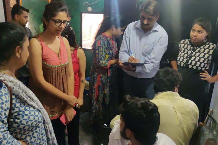 બુરાડીમાં આ સ્પા સેન્ટર વિશે માહિતી મળ્યા બાદ સ્વાતી માલીવાલે ક્રાઇમ બ્રાંચનો સંપર્ક સાધ્યો હતો. જે બાદમાં ડીસીડબ્લ્યૂ (DCW)ની ટીમ અને પોલીસ સાથે સ્વાતી સ્પા સેન્ટર ખાતે પહોંચી ગયા હતા. અહીં પોલીસ અને ડીસીડબ્લ્યૂનો એક અધિકારી ગ્રાહક બનીને સ્પા સેન્ટરમાં દાખલ થયો હતો. અંદર દેહવેપાર ચાલતો હોવાની ખરાઈ થયા બાદ દરોડાં કરવામાં આવ્યા હતાં. બુરાડીમાં આ સ્પા સેન્ટર વિશે માહિતી મળ્યા બાદ સ્વાતી માલીવાલે ક્રાઇમ બ્રાંચનો સંપર્ક સાધ્યો હતો. જે બાદમાં ડીસીડબ્લ્યૂ (DCW)ની ટીમ અને પોલીસ સાથે સ્વાતી સ્પા સેન્ટર ખાતે પહોંચી ગયા હતા. અહીં પોલીસ અને ડીસીડબ્લ્યૂનો એક અધિકારી ગ્રાહક બનીને સ્પા સેન્ટરમાં દાખલ થયો હતો. અંદર દેહવેપાર ચાલતો હોવાની ખરાઈ થયા બાદ દરોડાં કરવામાં આવ્યા હતાં.