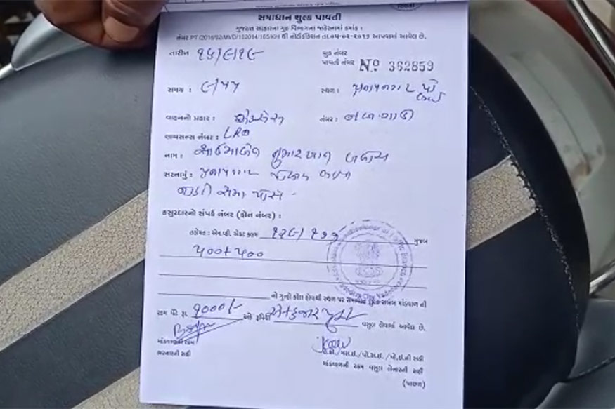 વડોદરામાં આજે સવારે ટ્રાફિક પોલીસ તપાસ કરી રહી હતી ત્યારે સમા પોલીસની એલઆરડી સાયમા બલોચનું વાહન રોકવામાં આવ્યું હતું. ટ્રાફિક પોલીસ તપાસ કરતા સાયમા બલોચે હેલ્મેટ પહેર્યું ન હતું તેમજ વાહન પર યોગ્ય નંબર પ્લેટ પણ ન હતી. એટલું જ નહીં વાહન પર લખાણ પણ લખેલું હોવાથી ટ્રાફિક પોલીસે તેને રૂ. 1000નો દંડ ફટકાર્યો હતો. વડોદરામાં આજે સવારે ટ્રાફિક પોલીસ તપાસ કરી રહી હતી ત્યારે સમા પોલીસની એલઆરડી સાયમા બલોચનું વાહન રોકવામાં આવ્યું હતું. ટ્રાફિક પોલીસ તપાસ કરતા સાયમા બલોચે હેલ્મેટ પહેર્યું ન હતું તેમજ વાહન પર યોગ્ય નંબર પ્લેટ પણ ન હતી. એટલું જ નહીં વાહન પર લખાણ પણ લખેલું હોવાથી ટ્રાફિક પોલીસે તેને રૂ. 1000નો દંડ ફટકાર્યો હતો.