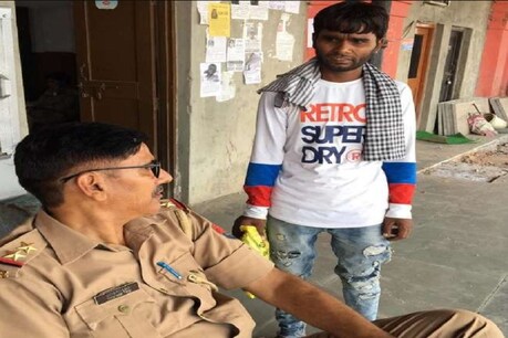 યુવક સાબુ-શૅમ્પૂ લઈને પોલીસ સ્ટેશન પહોંચ્યો, જેલ જવાની જીદ કરવા લાગ્યો યુવક સાબુ-શૅમ્પૂ લઈને પોલીસ સ્ટેશન પહોંચ્યો, જેલ જવાની જીદ કરવા લાગ્યો