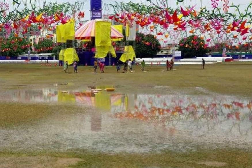 વડોદરા (Vadodara) તેના પરંપરાગત ગરબા માટે આગવું સ્થાન ધરાવે છે પરંતુ વડોદરાવાસીઓ જેની ઉત્સુકતાથી રાહ જોતાં હતા એ નવરાત્રી મહોત્સવમાં આજે બીજા દિવસે પણ મેઘરાજા એ વિઘ્ન નાખતાં હજારો ગરબા પ્રેમી ખેલૈયાઓનું મન નિરાશ થઇ ગયું છે. શહેરના શહેરના સૌથી મોટા ગરબા યુનાઇટેડ વે ઑફ બરોડા (United Way of baroda) સહિતના મોટા ગરબા આજે રદ થયા છે. વડોદરા (Vadodara) તેના પરંપરાગત ગરબા માટે આગવું સ્થાન ધરાવે છે પરંતુ વડોદરાવાસીઓ જેની ઉત્સુકતાથી રાહ જોતાં હતા એ નવરાત્રી મહોત્સવમાં આજે બીજા દિવસે પણ મેઘરાજા એ વિઘ્ન નાખતાં હજારો ગરબા પ્રેમી ખેલૈયાઓનું મન નિરાશ થઇ ગયું છે. શહેરના શહેરના સૌથી મોટા ગરબા યુનાઇટેડ વે ઑફ બરોડા (United Way of baroda) સહિતના મોટા ગરબા આજે રદ થયા છે.