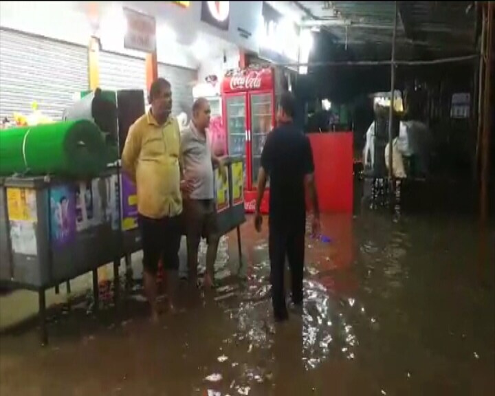જિલ્લામાં વાપીમાં 11.5 ઇંચ, પારડીમાં 9.6 ઇંચ, વલસાડ શહેરમાં 5.6 ઇંચ, કપરાડામાં 2.6 ઇંચ, ઉમરગામમાં 6.1 ઇંચ જ્યારે ધરમપુરમાં 4.6 ઇંચ વરસાદ વરસ્યો છે. જિલ્લામાં વાપીમાં 11.5 ઇંચ, પારડીમાં 9.6 ઇંચ, વલસાડ શહેરમાં 5.6 ઇંચ, કપરાડામાં 2.6 ઇંચ, ઉમરગામમાં 6.1 ઇંચ જ્યારે ધરમપુરમાં 4.6 ઇંચ વરસાદ વરસ્યો છે.
