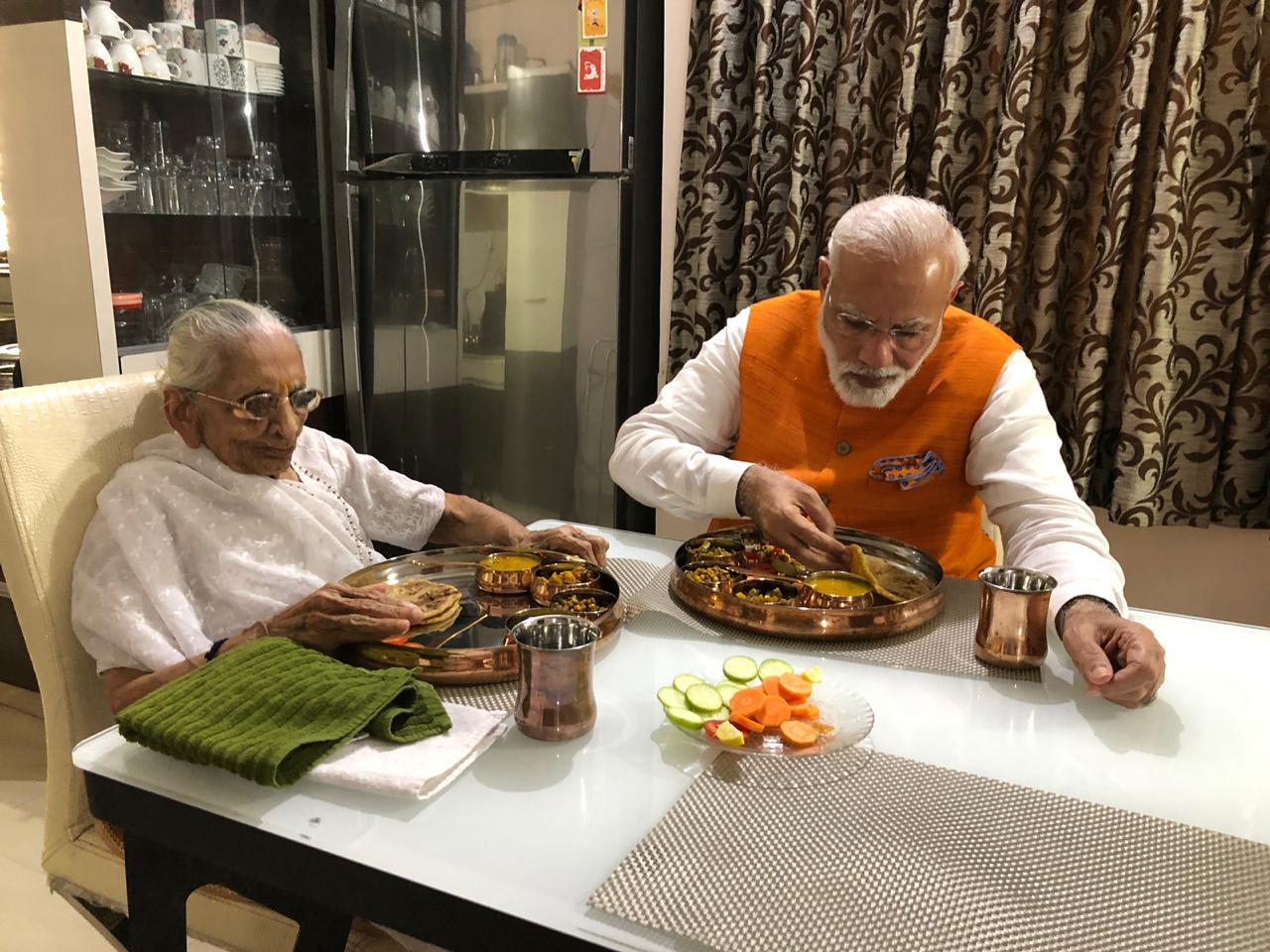 પીએમ તેમના દરેક જન્મદિને અચૂક માતા હીરાબાને મળવા જાય છે. આ ઉપરાંત તેઓ જ્યારે પણ ગુજરાત પ્રવાસે આવે છે ત્યારે તેઓ મોટાભાગે માતાને મળવા પહોંચતા હોય છે. પીએમ તેમના દરેક જન્મદિને અચૂક માતા હીરાબાને મળવા જાય છે. આ ઉપરાંત તેઓ જ્યારે પણ ગુજરાત પ્રવાસે આવે છે ત્યારે તેઓ મોટાભાગે માતાને મળવા પહોંચતા હોય છે.