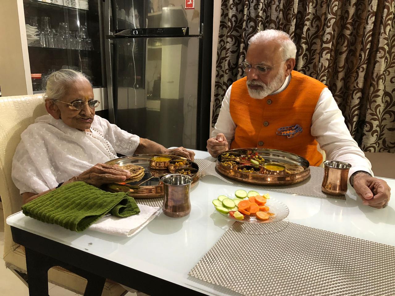 વડાપ્રધાનની એક ઝલક મેળવવા માટે મોટા પ્રમાણમાં લોકો રાયસણ ખાતેનાં તેમના નાના ભાઇનાં ઘરની આસપાસ ભેગા થયા છે. આ લોકો સવારે પણ અહીં આવ્યાં હતાં અને ફરીથી એજ જુસ્સાથી બપોરે પણ પાછા આવ્યાં હતા. લોકોએ પીએમ મોદી સાથે સેલ્ફી પણ પડાવી હતી અને તેમને જન્મદિનની શુભેચ્છાઓ પાઠવી હતી. વડાપ્રધાનની એક ઝલક મેળવવા માટે મોટા પ્રમાણમાં લોકો રાયસણ ખાતેનાં તેમના નાના ભાઇનાં ઘરની આસપાસ ભેગા થયા છે. આ લોકો સવારે પણ અહીં આવ્યાં હતાં અને ફરીથી એજ જુસ્સાથી બપોરે પણ પાછા આવ્યાં હતા. લોકોએ પીએમ મોદી સાથે સેલ્ફી પણ પડાવી હતી અને તેમને જન્મદિનની શુભેચ્છાઓ પાઠવી હતી.