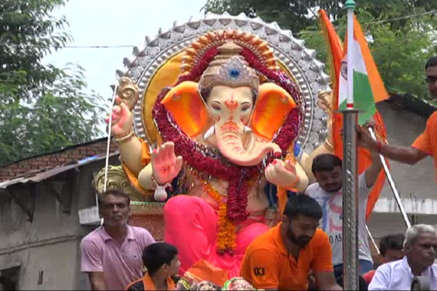 અરવલ્લી જિલ્લામાં પણ છ તાલુકા મથકો ખાતે 50થી વધુ ગણેશ મંડળો દ્વારા જુદા જુદા ગણેશ પંડાલોમાં ગણેશજીની સ્થાપના કરાઈ છે. અરવલ્લી જિલ્લામાં પણ છ તાલુકા મથકો ખાતે 50થી વધુ ગણેશ મંડળો દ્વારા જુદા જુદા ગણેશ પંડાલોમાં ગણેશજીની સ્થાપના કરાઈ છે.