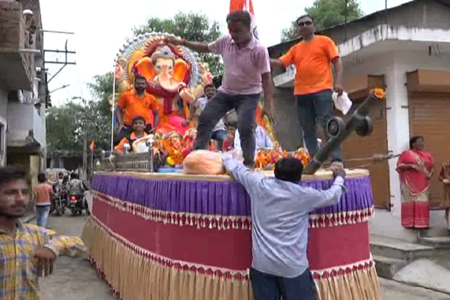 જ્યારે મંગળયાન તેમજ શહીદોના ટેબલો પ્રદર્શિત કર્યા હતા. ત્યારે ભગવાન ગણેશની આ વિસર્જન યાત્રા ભગવાનની સાથે દેશભક્તિના રંગમાં રંગાયેલી જોવા મળી હતી. જ્યારે મંગળયાન તેમજ શહીદોના ટેબલો પ્રદર્શિત કર્યા હતા. ત્યારે ભગવાન ગણેશની આ વિસર્જન યાત્રા ભગવાનની સાથે દેશભક્તિના રંગમાં રંગાયેલી જોવા મળી હતી.