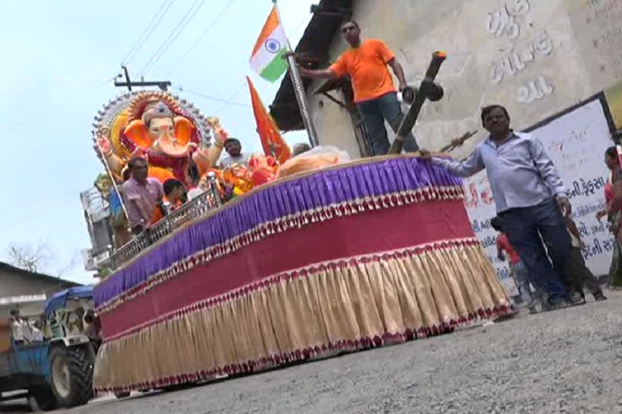 અરવલ્લી જિલ્લાના બાયડમાં ગણેશ વિસર્જન યાત્રામાં અનોખો દેશભક્તિનો રંગ જોવા મળ્યો હતો. ભગવાન ગણેશની વિસર્જન યાત્રામાં 111 ફૂટ લાંબા તિરંગા સાથે પુલવામાના શહીદોને યાદ કરીને શ્રદ્ધાંજલિ અપાઇ હતી. (હાર્દિક પટેલ, અરવલ્લી) અરવલ્લી જિલ્લાના બાયડમાં ગણેશ વિસર્જન યાત્રામાં અનોખો દેશભક્તિનો રંગ જોવા મળ્યો હતો. ભગવાન ગણેશની વિસર્જન યાત્રામાં 111 ફૂટ લાંબા તિરંગા સાથે પુલવામાના શહીદોને યાદ કરીને શ્રદ્ધાંજલિ અપાઇ હતી. (હાર્દિક પટેલ, અરવલ્લી)