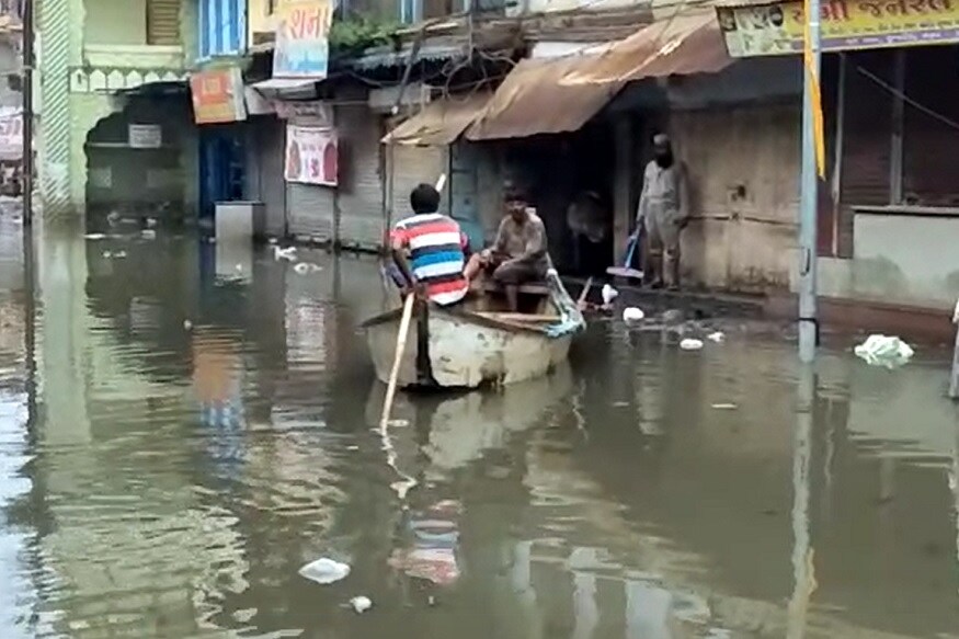 પૂરના પાણી ભરાવાના કારણે શહેરનાં દાંડિયાબજાર, ફૂરજા, ચાર રસ્તા સહિતના વિસ્તારોમાં રહેતાં 5 હજારથી વધુ લોકો રોજિંદી જરૂરીયાતની સાધન સામગ્રી ખરીદવા માટે બહાર નિકળી નથી શકતા. તેઓ હાલમાં ઘરમાં સંગ્રહ કરેલી ખાદ્ય ચીજવસ્તુઓ પર દિવસ ગુજારી રહ્યાં છે. પૂરના પાણી ભરાવાના કારણે શહેરનાં દાંડિયાબજાર, ફૂરજા, ચાર રસ્તા સહિતના વિસ્તારોમાં રહેતાં 5 હજારથી વધુ લોકો રોજિંદી જરૂરીયાતની સાધન સામગ્રી ખરીદવા માટે બહાર નિકળી નથી શકતા. તેઓ હાલમાં ઘરમાં સંગ્રહ કરેલી ખાદ્ય ચીજવસ્તુઓ પર દિવસ ગુજારી રહ્યાં છે.